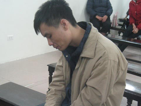 Tên trộm côn đồ trong phiên xử. Ảnh: Bắc Hà