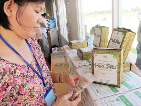 Khách xem gạo hữu cơ Hoa Sữa. Ảnh: Trần Mạnh 