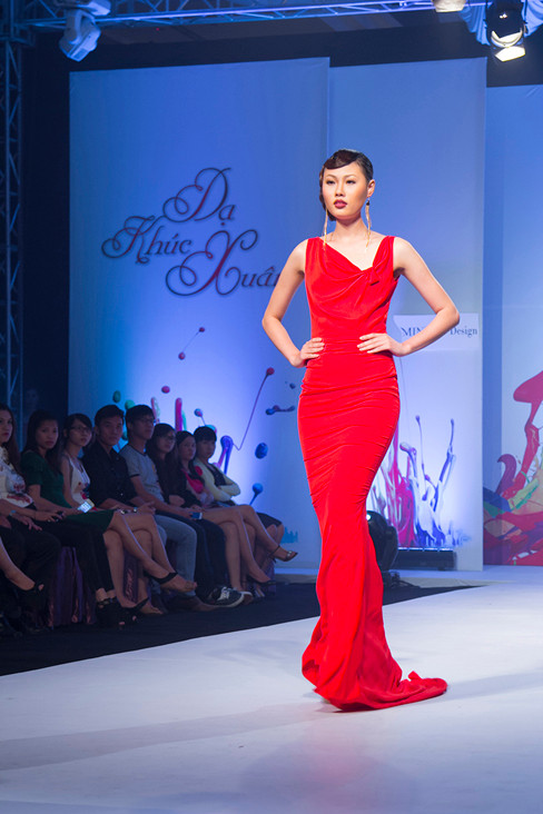 Lộng lẫy, kiêu sa trong trang phục dạ hội