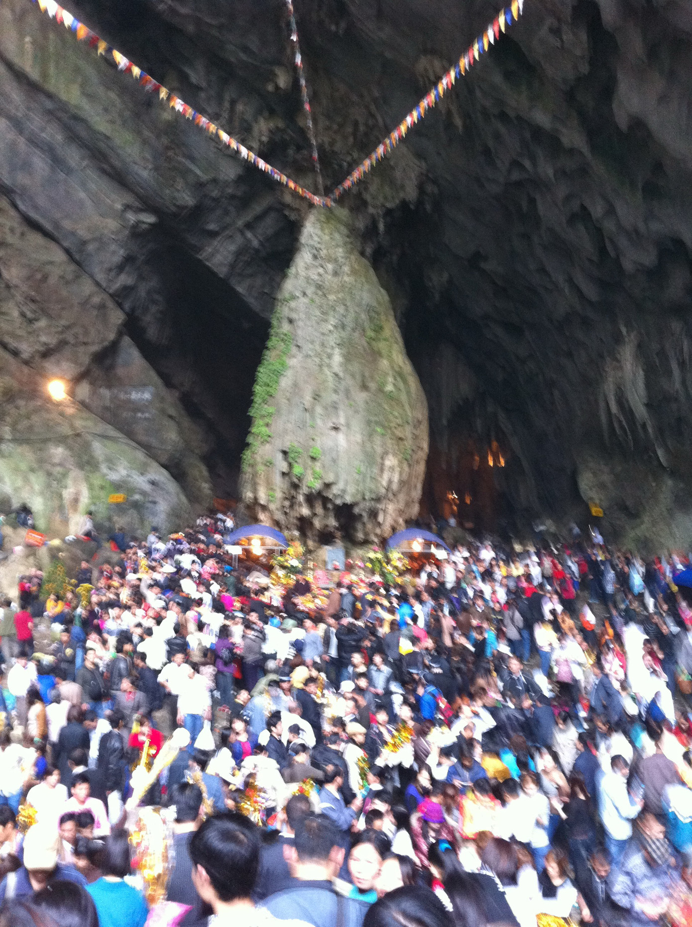 Hàng nghìn người đã đến chùa Hương trước ngày khai hội