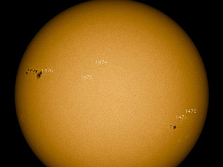 Hai nhóm vết đen AR 1476 và AR 1471 trên bề mặt của mặt trời. Ảnh: NASA