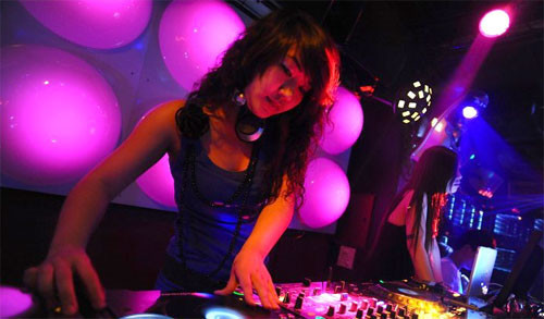 Công việc bên bàn mix nhạc đã gắn bó với DJ Minh suốt hai năm qua. Ảnh: Facebook