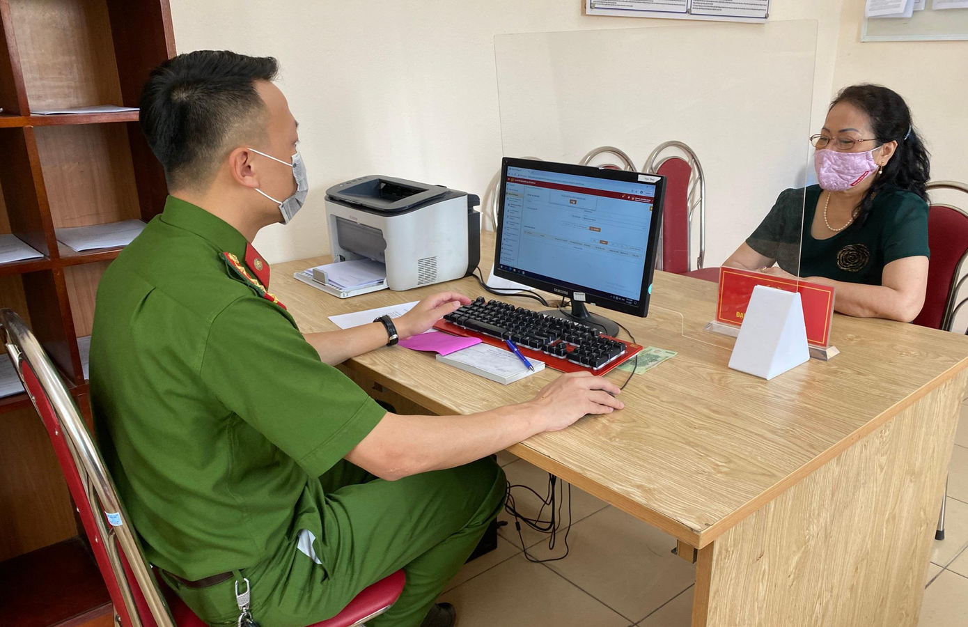 Công an phường Ngọc Thuỵ ngày đầu thực hiện quy định mời về Luật Cư trú. Ảnh: Đ.H Công an phường Ngọc Thuỵ ngày đầu thực hiện quy định mời về Luật Cư trú. Ảnh: Đ.H