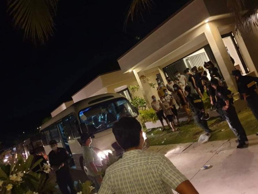 Cảnh sát áp giải các đối tượng ra xe đưa về trụ sở phục vụ phân loại, điều tra