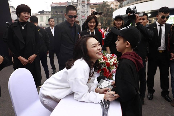 BẢN TIN Showbiz 10/12: Hai con nuôi Việt Nam khóc ngất đưa tang huyền thoại nước Pháp ảnh 6