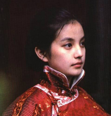 Tuổi 18 đẹp như trăng rằm của các mỹ nhân hàng đầu Cbiz ảnh 3