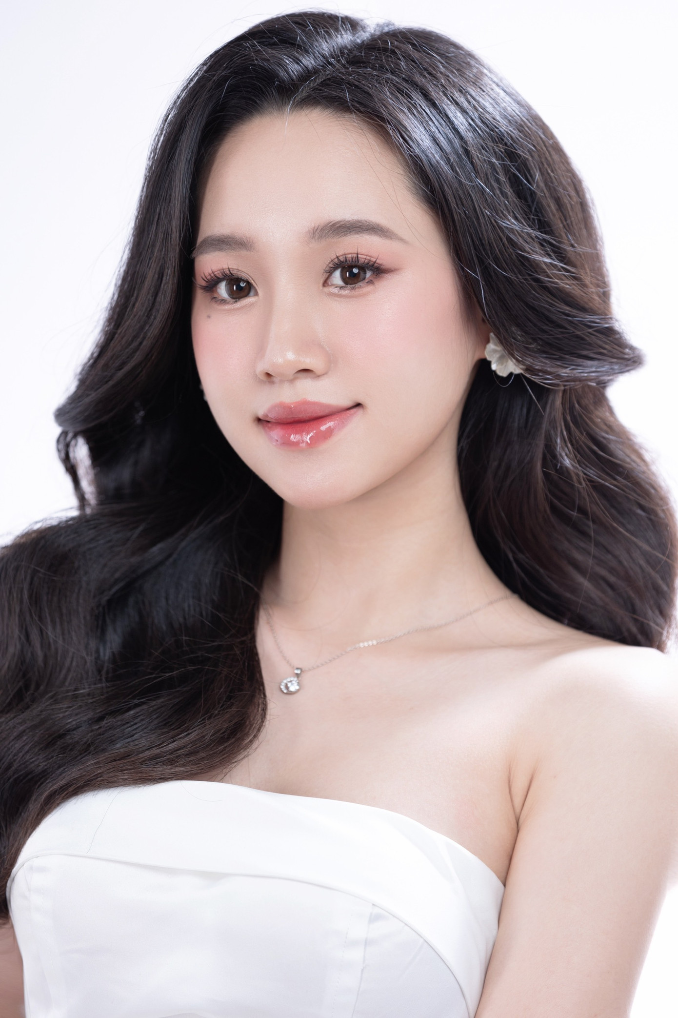 Trần Hoàng Thu Hiền (sinh năm 2003) đang là sinh viên trường Đại học Luật – Đại học Huế.