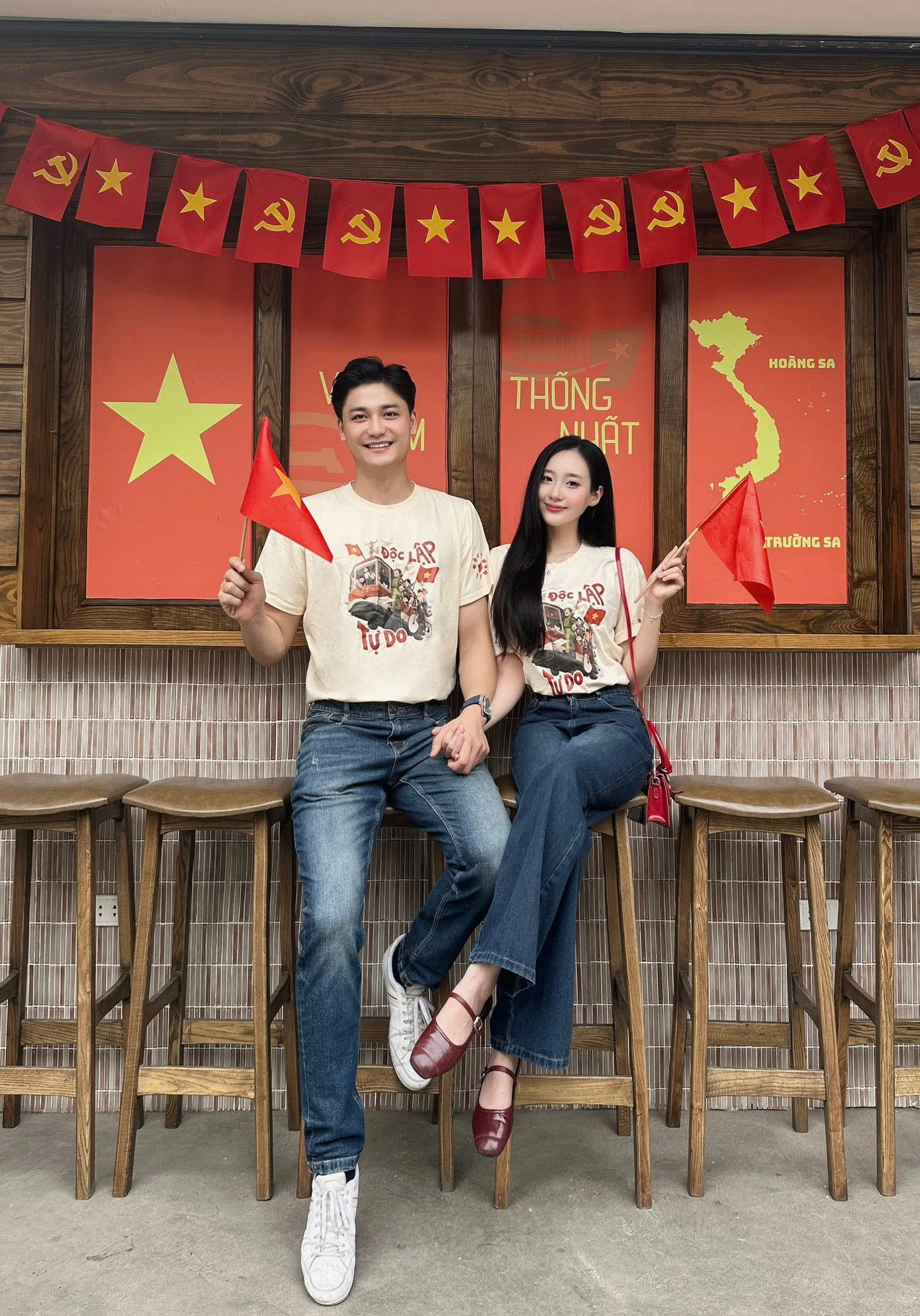 Hai bạn trẻ Nguyễn Quang Thuận và Nguyễn Thị Thuỷ Anh cũng rất vui mừng, hưởng ứng không khí chào đón lễ kỷ niệm 50 năm Ngày Giải phóng miền Nam, thống nhất đất nước (30/4). Hai bạn trẻ Nguyễn Quang Thuận và Nguyễn Thị Thuỷ Anh cũng rất vui mừng, hưởng ứng không khí chào đón lễ kỷ niệm 50 năm Ngày Giải phóng miền Nam, thống nhất đất nước (30/4).