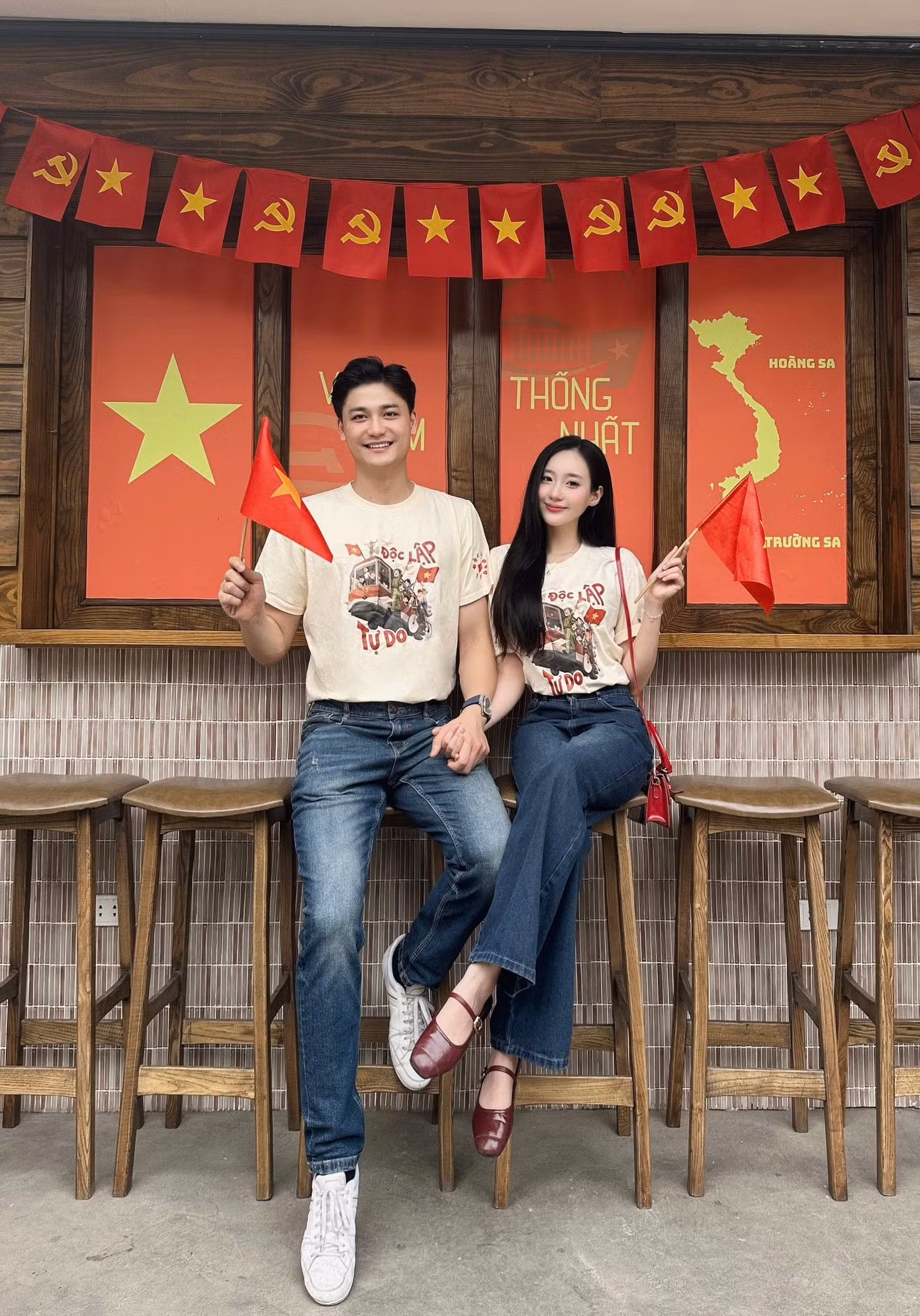 Hai bạn trẻ Nguyễn Quang Thuận và Nguyễn Thị Thuỷ Anh cũng rất vui mừng, hưởng ứng không khí chào đón lễ kỷ niệm 50 năm Ngày Giải phóng miền Nam, thống nhất đất nước (30/4). Hai bạn trẻ Nguyễn Quang Thuận và Nguyễn Thị Thuỷ Anh cũng rất vui mừng, hưởng ứng không khí chào đón lễ kỷ niệm 50 năm Ngày Giải phóng miền Nam, thống nhất đất nước (30/4).