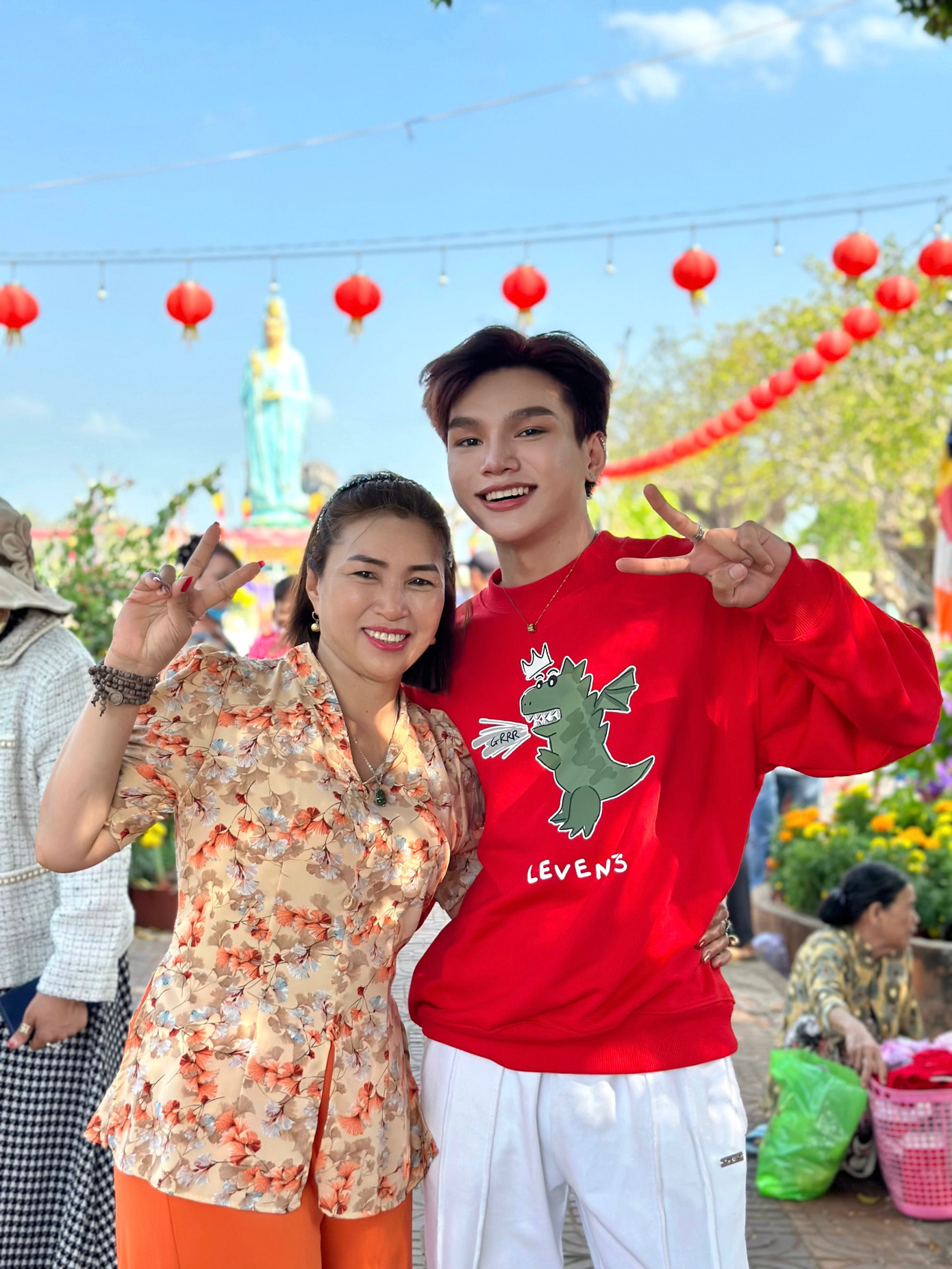 Hình ảnh Đoan Huỳnh bên cạnh mẹ. Hình ảnh Đoan Huỳnh bên cạnh mẹ.