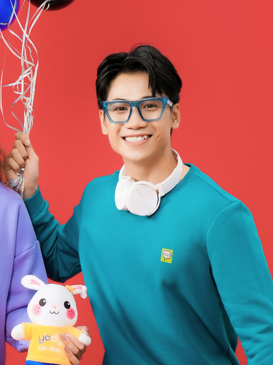 Sở hữu thân hình chuẩn đẹp, cùng phong cách phóng khoáng, chàng “hot boy 9X” đã “ghi điểm”, dành được không ít lời khen từ cộng đồng mạng. Sở hữu thân hình chuẩn đẹp, cùng phong cách phóng khoáng, chàng “hot boy 9X” đã “ghi điểm”, dành được không ít lời khen từ cộng đồng mạng.