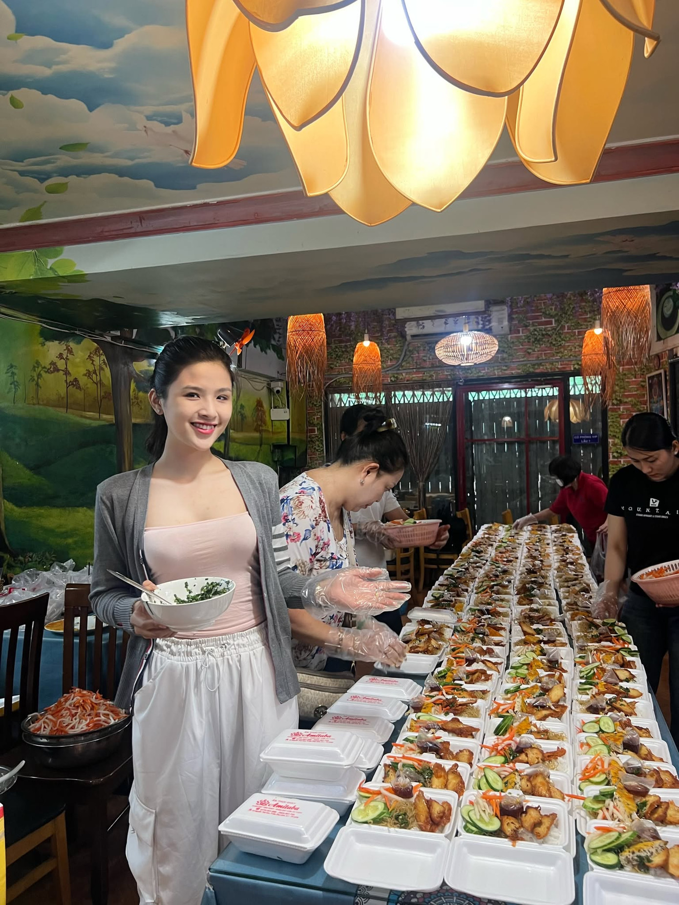 Khánh Thương (sinh viên trường Đại học Sân khấu – Điện ảnh TP. HCM) lại rất quan tâm đến việc nấu ăn ở nhà và lựa chọn thực phẩm.