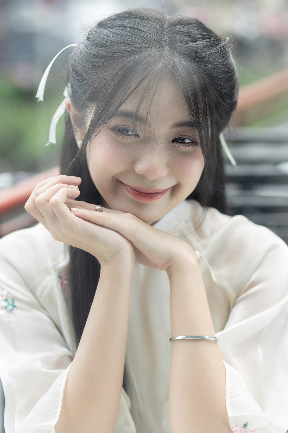 Bộ ảnh "Nàng Xuân" của Bảo Trinh mang đến hình ảnh một thiếu nữ tràn đầy năng lượng, khoác trên mình chiếc áo dài nhẹ nhàng, thướt tha, với mái tóc đen dài thuần Việt.