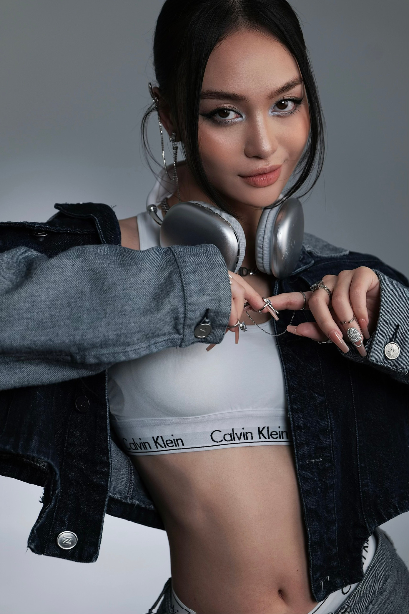 Từ một người hoàn toàn không biết gì, cho đến hiện tại Linh Hương đã có thể tự tin trước ống kính và kiếm được thu nhập từ chính đam mê.