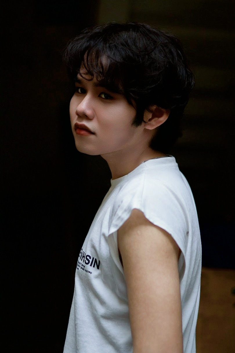 Từ nhỏ, Khải Minh đã bộc lộ bản thân là một người yêu cái đẹp và có tinh thần khám phá những điều mới mẻ.