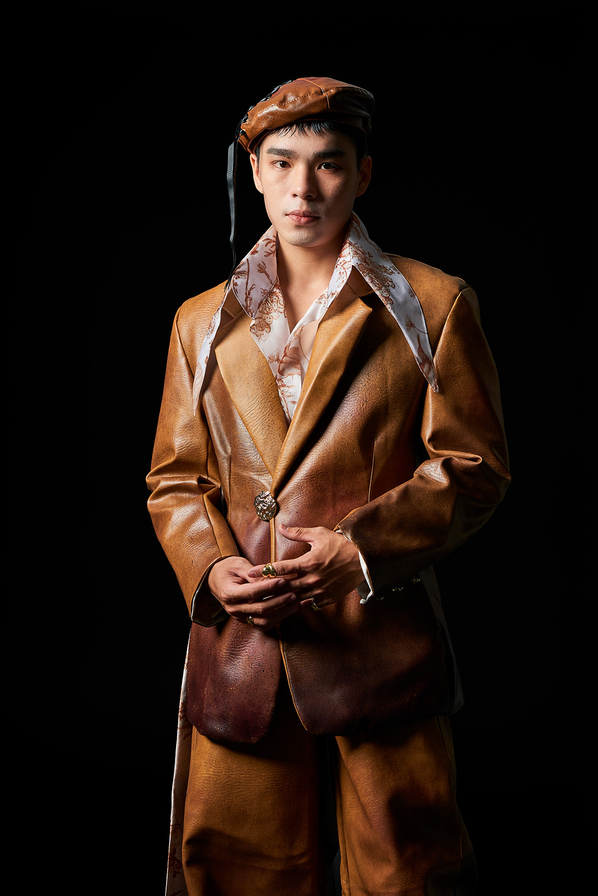 Bước ngoặt đến với Nguyên vào cuối năm tư đại học, khi một người bạn giới thiệu anh đến với thế giới nghệ thuật.