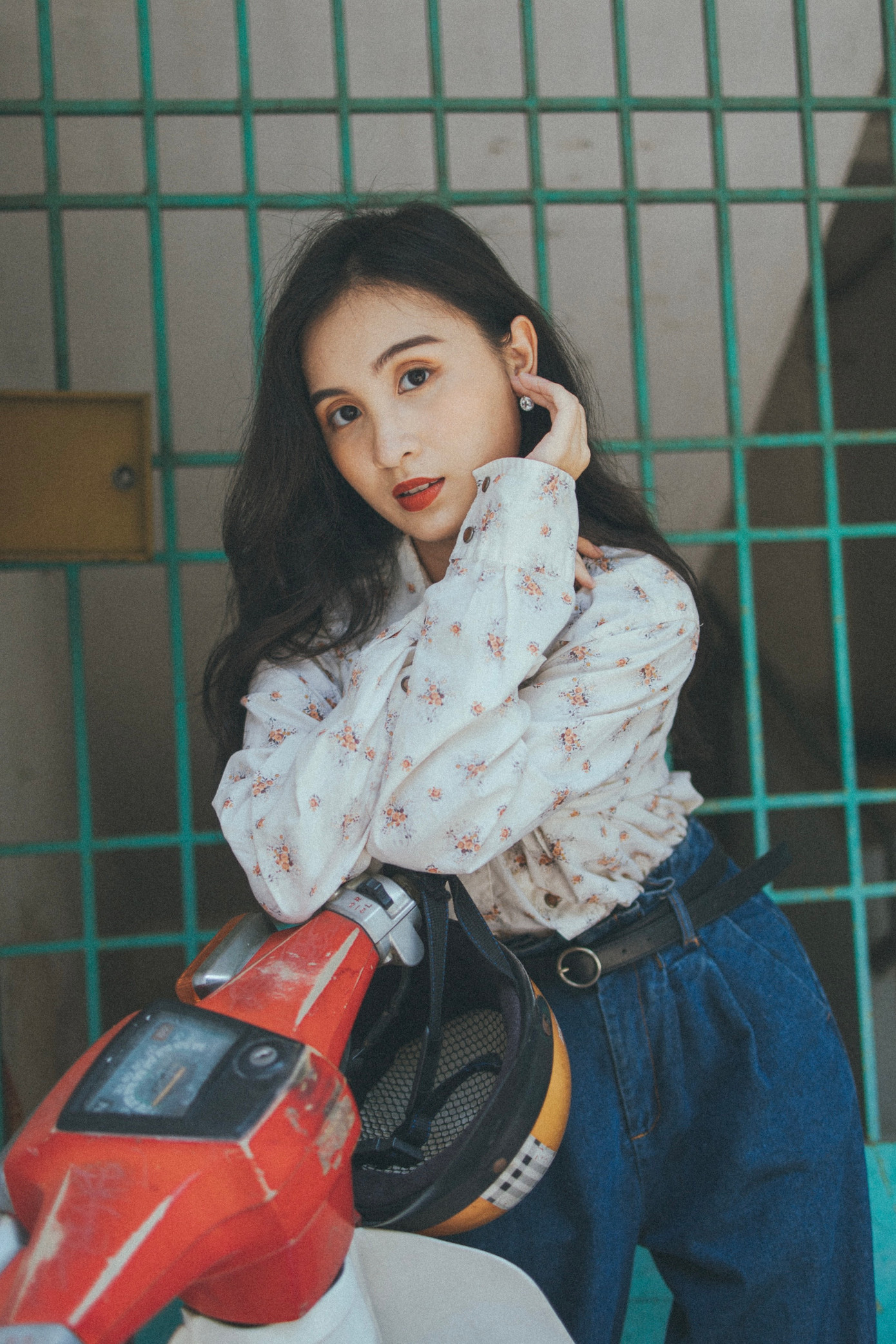 Hoàng Kim Khánh (sinh năm 2002) hiện đang là sinh viên năm thứ ba của trường Đại học Sân khấu – Điện ảnh TP.HCM, chuyên ngành Diễn viên Kịch, Điện ảnh – Truyền hình.