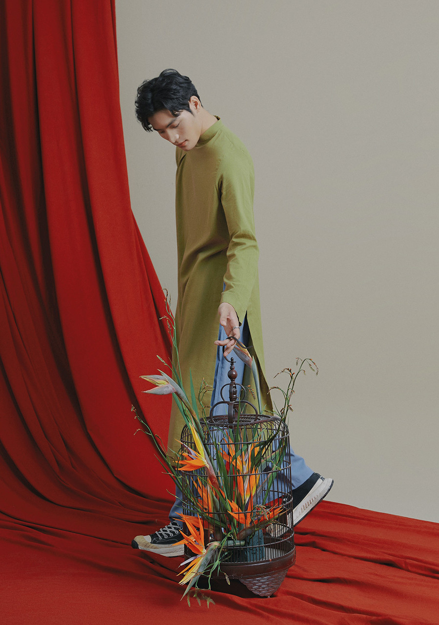 Kira trong trang phục áo dài cách tân, kết hợp cùng những đồ vật gần gũi với con người Việt Nam như lồng chim, bình hoa,... tạo thêm điểm nhấn đặc sắc. Kira trong trang phục áo dài cách tân, kết hợp cùng những đồ vật gần gũi với con người Việt Nam như lồng chim, bình hoa,... tạo thêm điểm nhấn đặc sắc.