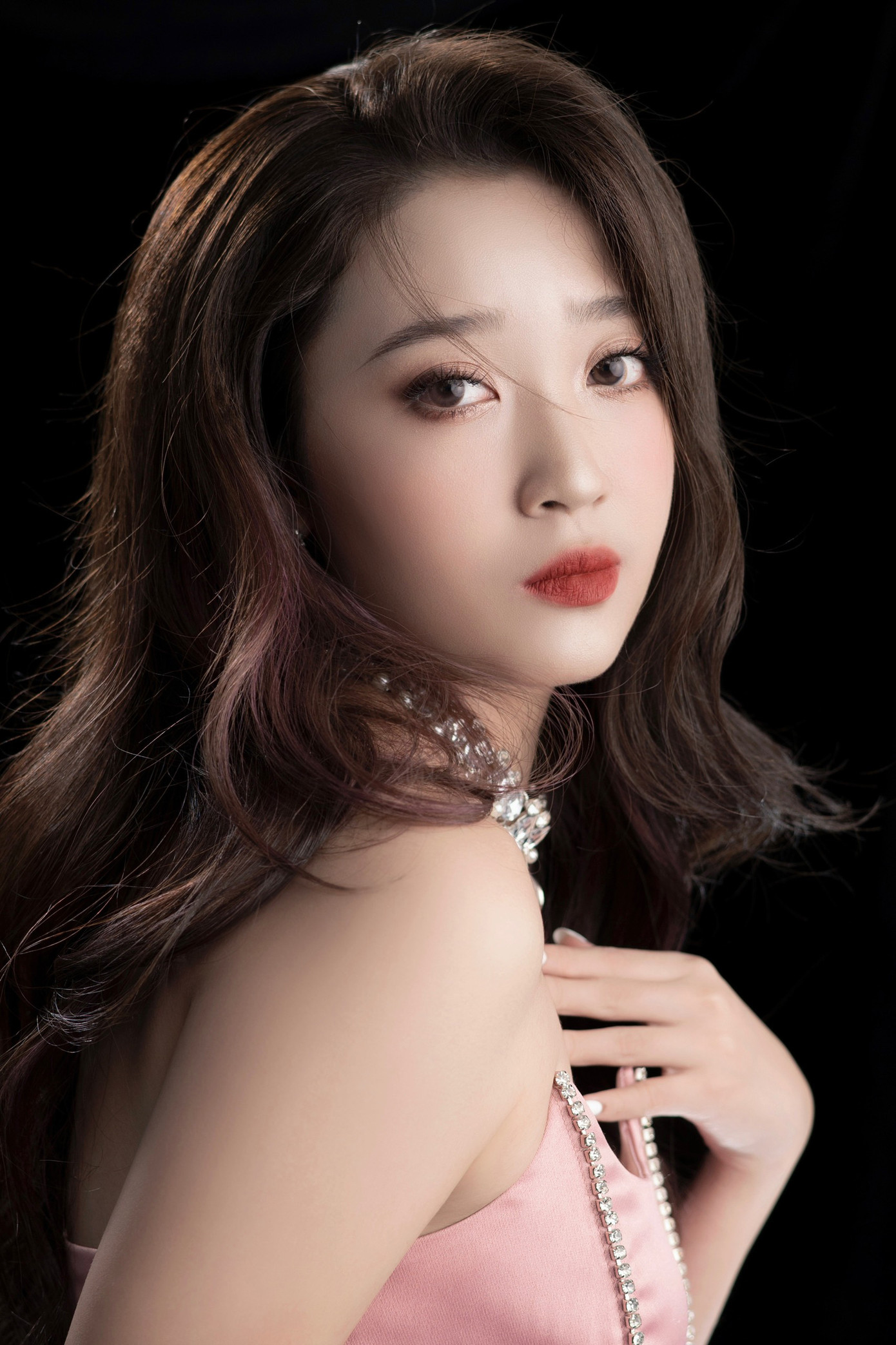 Lư Diệu Linh (sinh năm 2001) tốt nghiệp chuyên ngành Sư phạm Âm nhạc của trường Đại học Sư phạm Nghệ thuật Trung Ương.