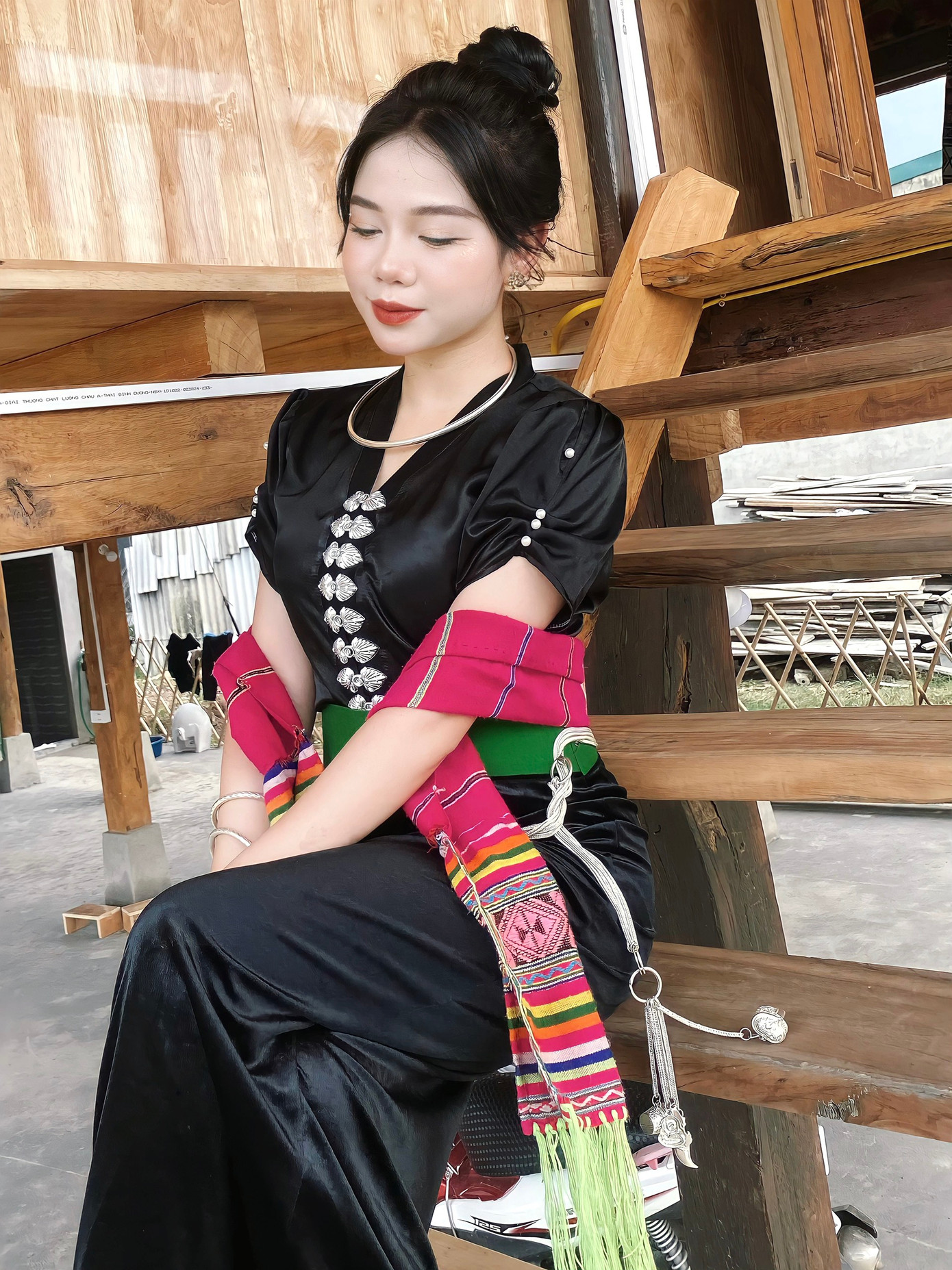 Hà Phương trong trang phục của người Thái.