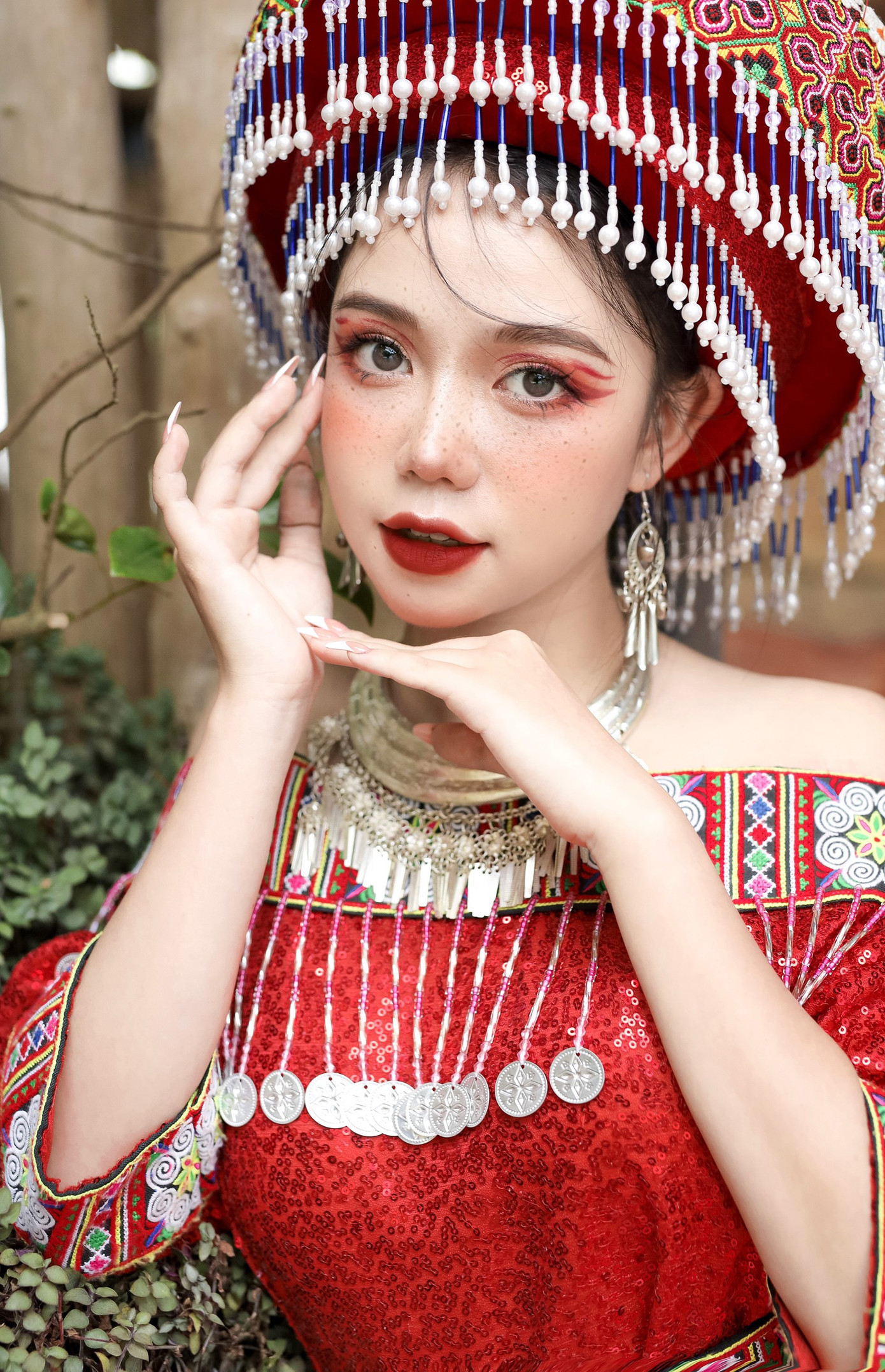 Hà Phương trong trang phục người H’Mông được biến tấu, cách điệu theo hướng hiện đại.