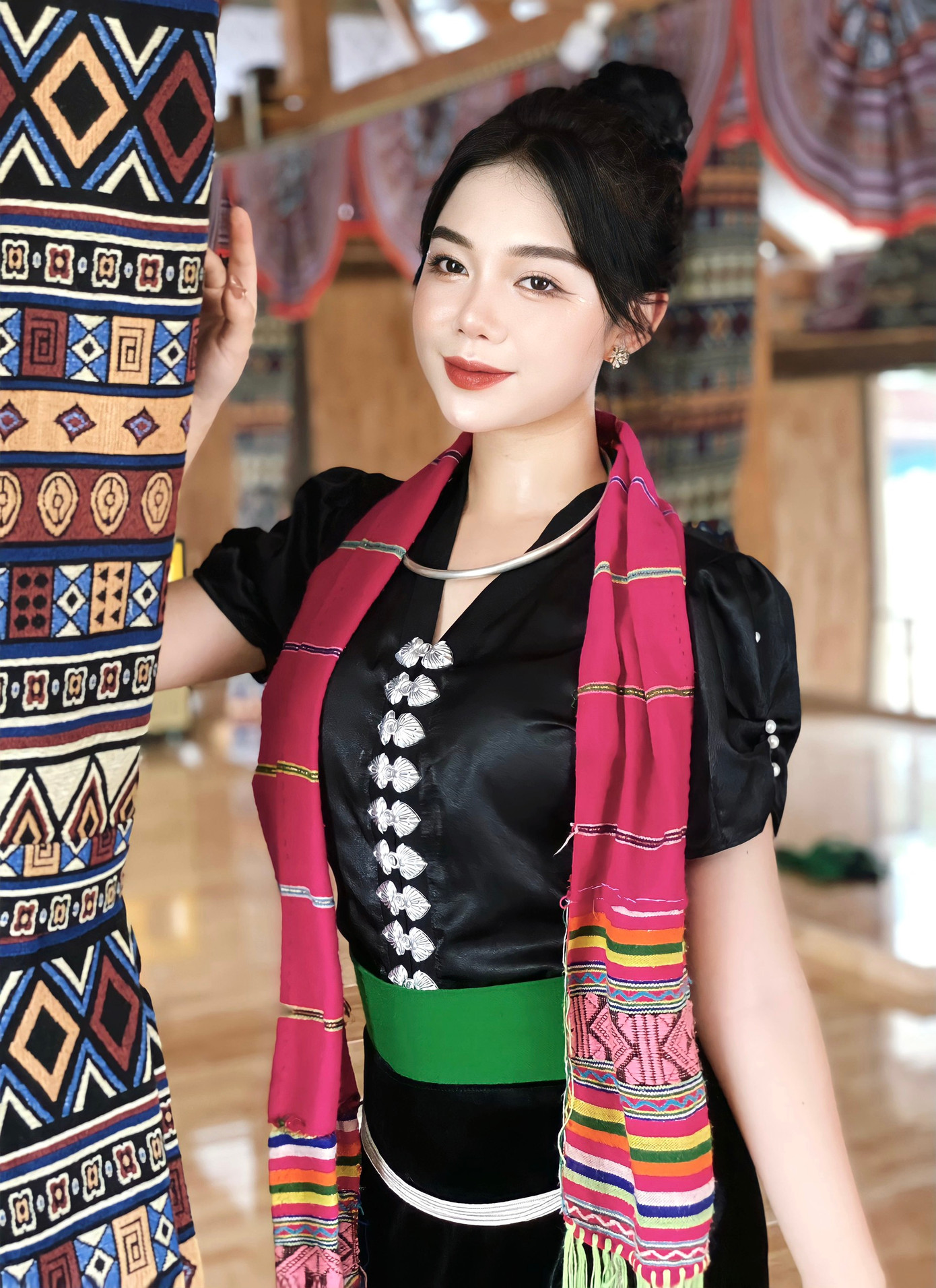 Hà Phương mong muốn, qua hình ảnh của bản thân có thể giới thiệu những nét đẹp truyền thống, những bản sắc văn hóa đậm chất của con người Tây Bắc đến với bạn bè phương xa.