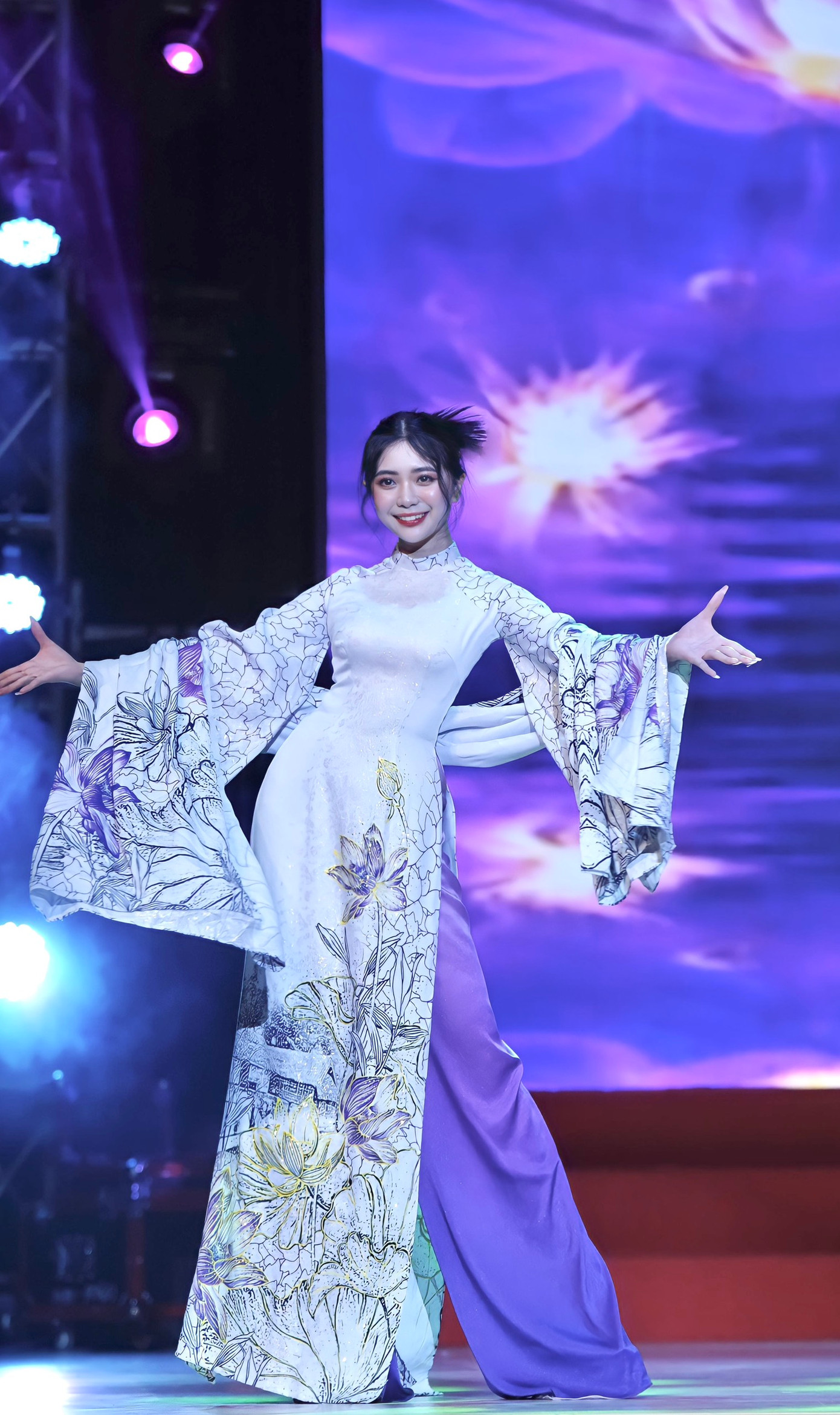 Yêu thích và có cơ hội được bén duyên với nghệ thuật từ nhỏ, ngay từ những năm học mẫu giáo, Bảo Trinh đã tham gia vào các hoạt động của trường, lớp.