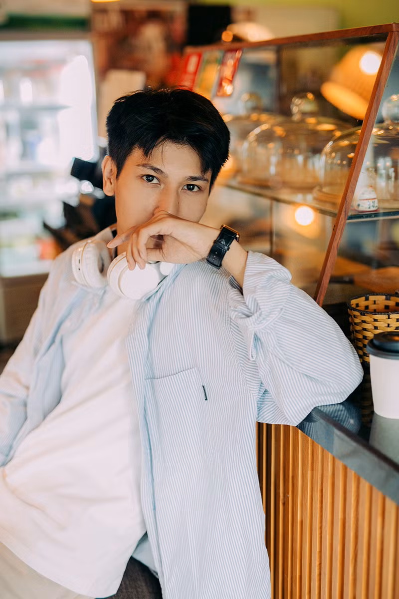 Song hành với kiến trúc, Việt Anh còn được biết đến với vai trò là một người mẫu.