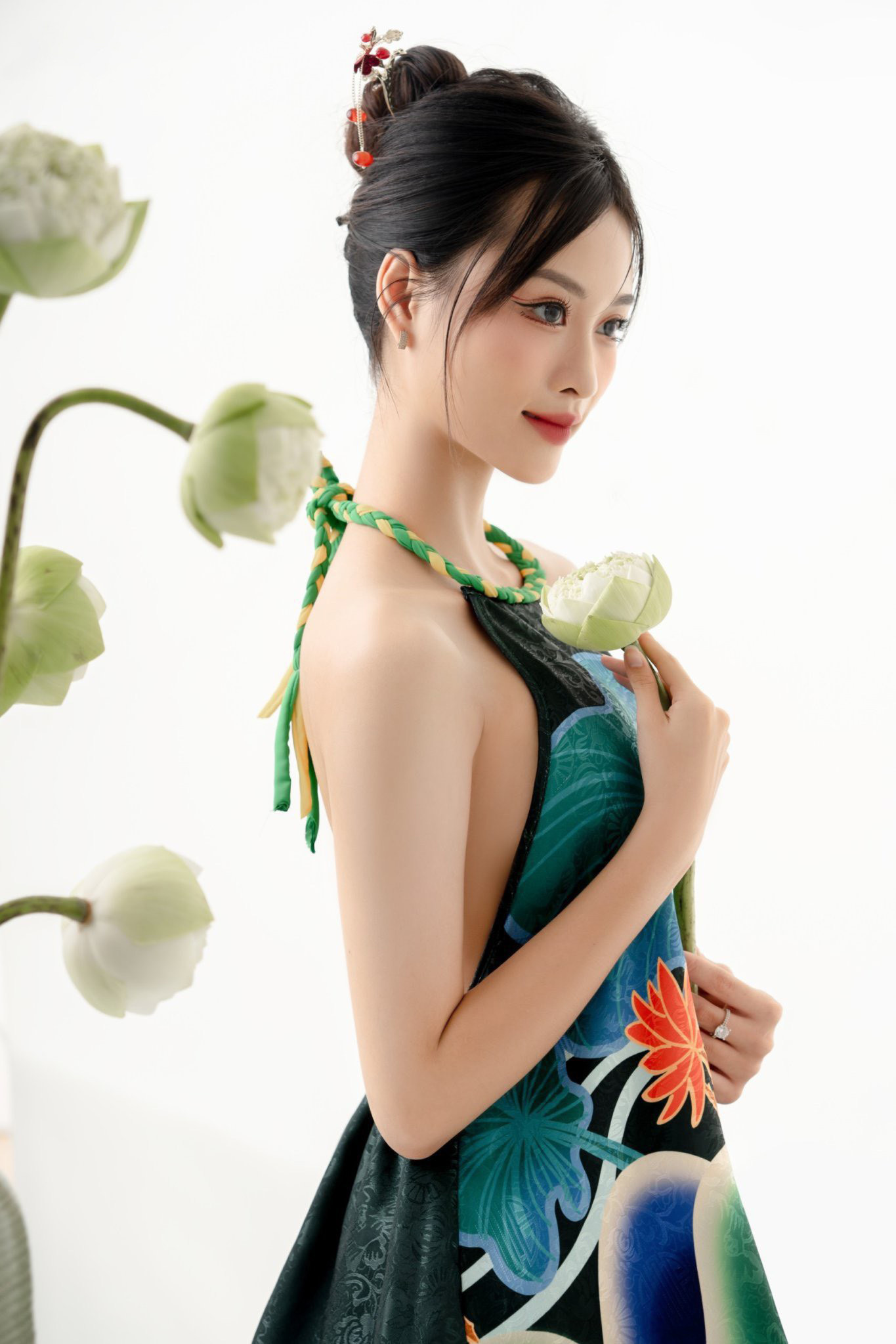 Trải qua nhiều công việc vất vả, Uyên Phụng bén duyên với nghệ thuật từ năm 16 tuổi.