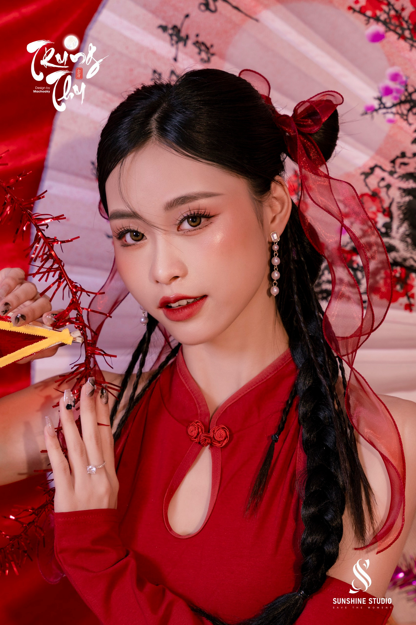 Trở thành người gánh vác gia đình từ rất sớm, tuy nhiên khó khăn chưa bao giờ khiến Uyên Phụng nhụt trí, mà thay vào đó là sự nghị lực, luôn cố gắng không ngừng.