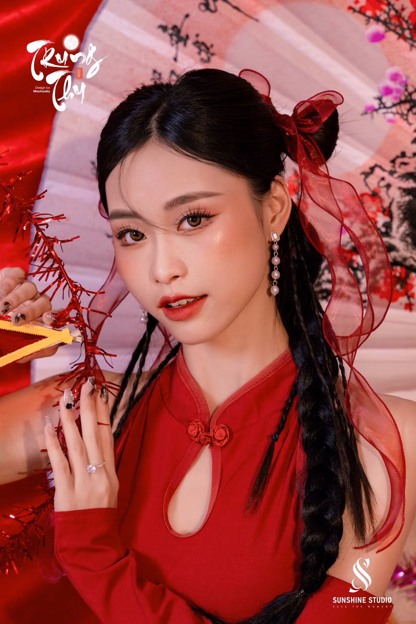 Trở thành người gánh vác gia đình từ rất sớm, tuy nhiên khó khăn chưa bao giờ khiến Uyên Phụng nhụt trí, mà thay vào đó là sự nghị lực, luôn cố gắng không ngừng.