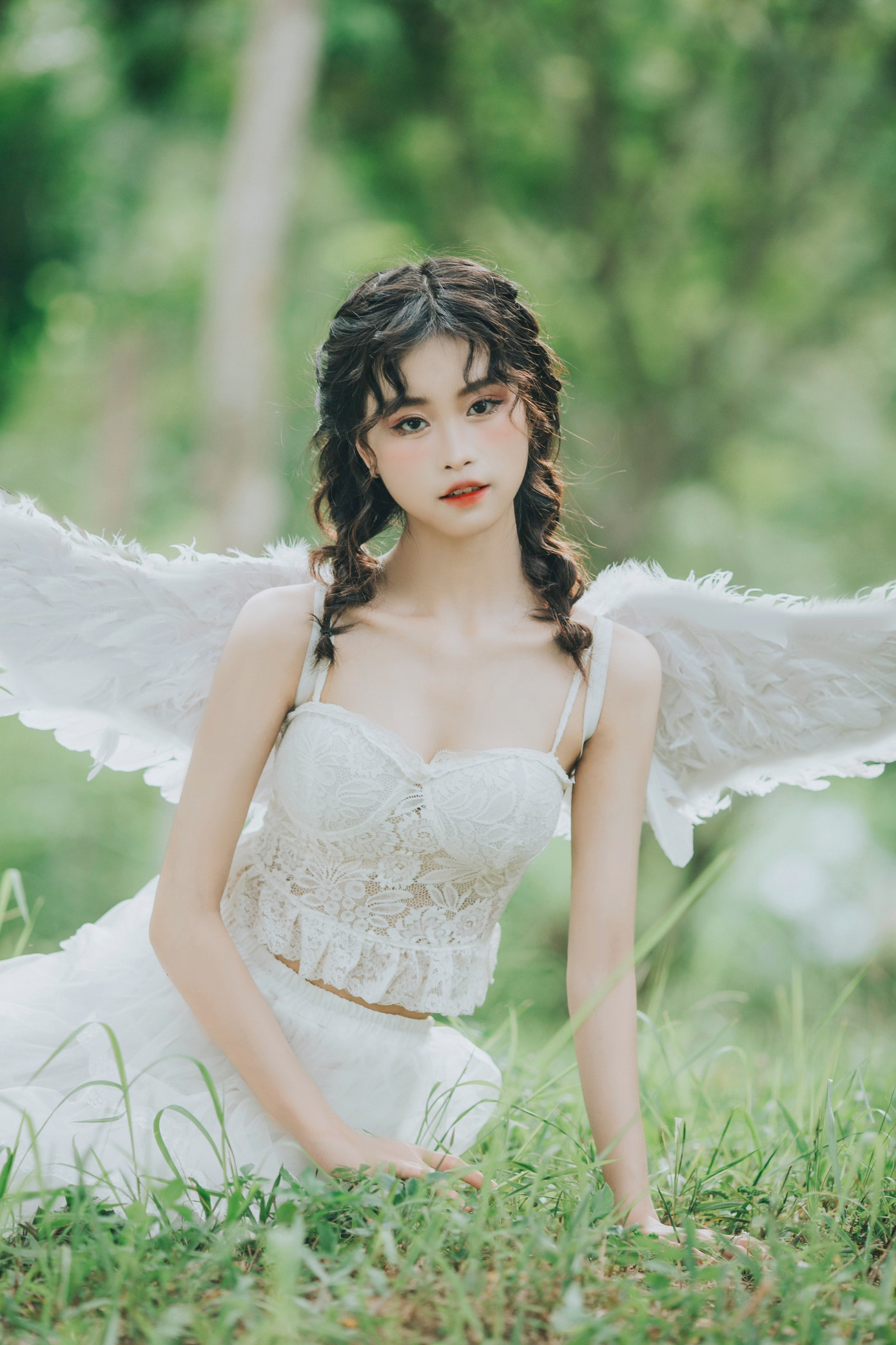 Trong khi các bạn đồng trang lứa khác luôn có bố mẹ kề bên, lo lắng thì Uyên Phụng đã phải bắt đầu suy nghĩ về chuyện “cơm áo gạo tiền”.