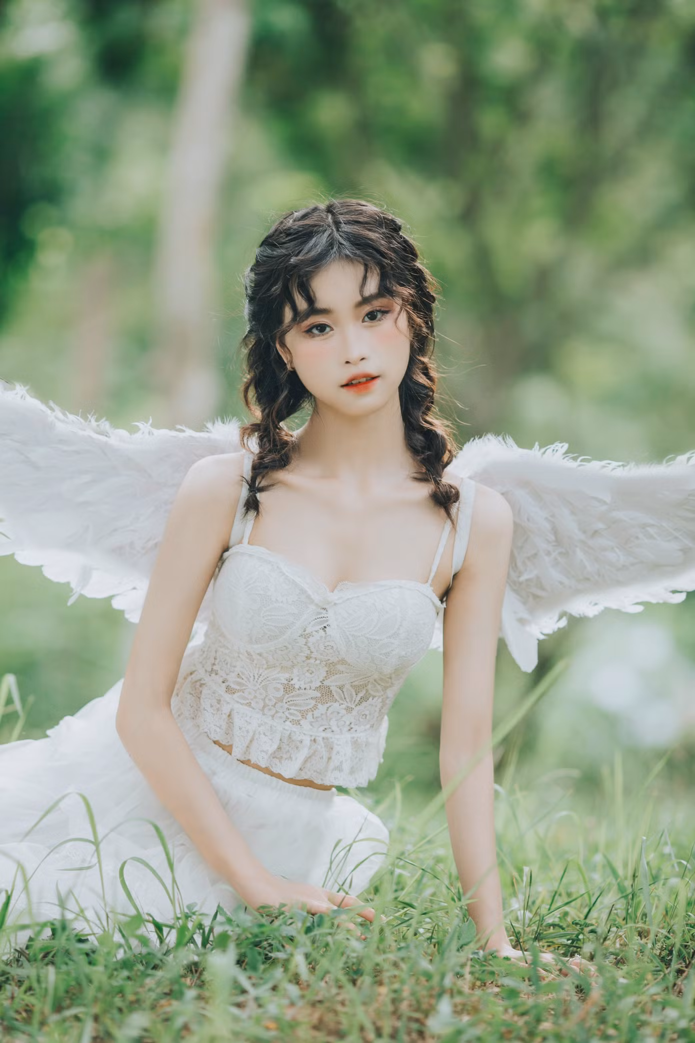 Trong khi các bạn đồng trang lứa khác luôn có bố mẹ kề bên, lo lắng thì Uyên Phụng đã phải bắt đầu suy nghĩ về chuyện “cơm áo gạo tiền”.