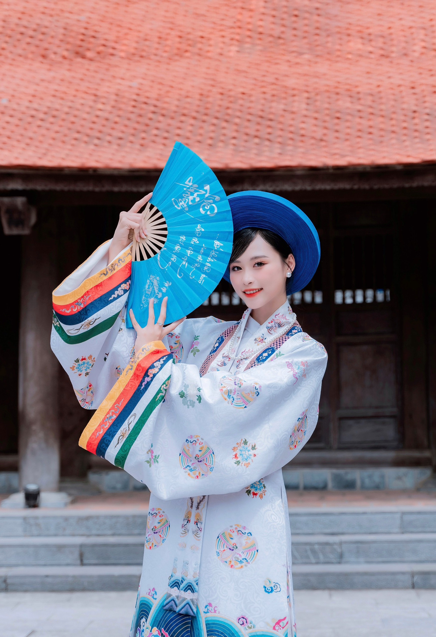 Sinh ra và lớn lên trong gia đình có hoàn cảnh khó khăn, mẹ mất sớm vì căn bệnh ung thư, Uyên Phụng cùng bà sống nương tựa vào nhau.