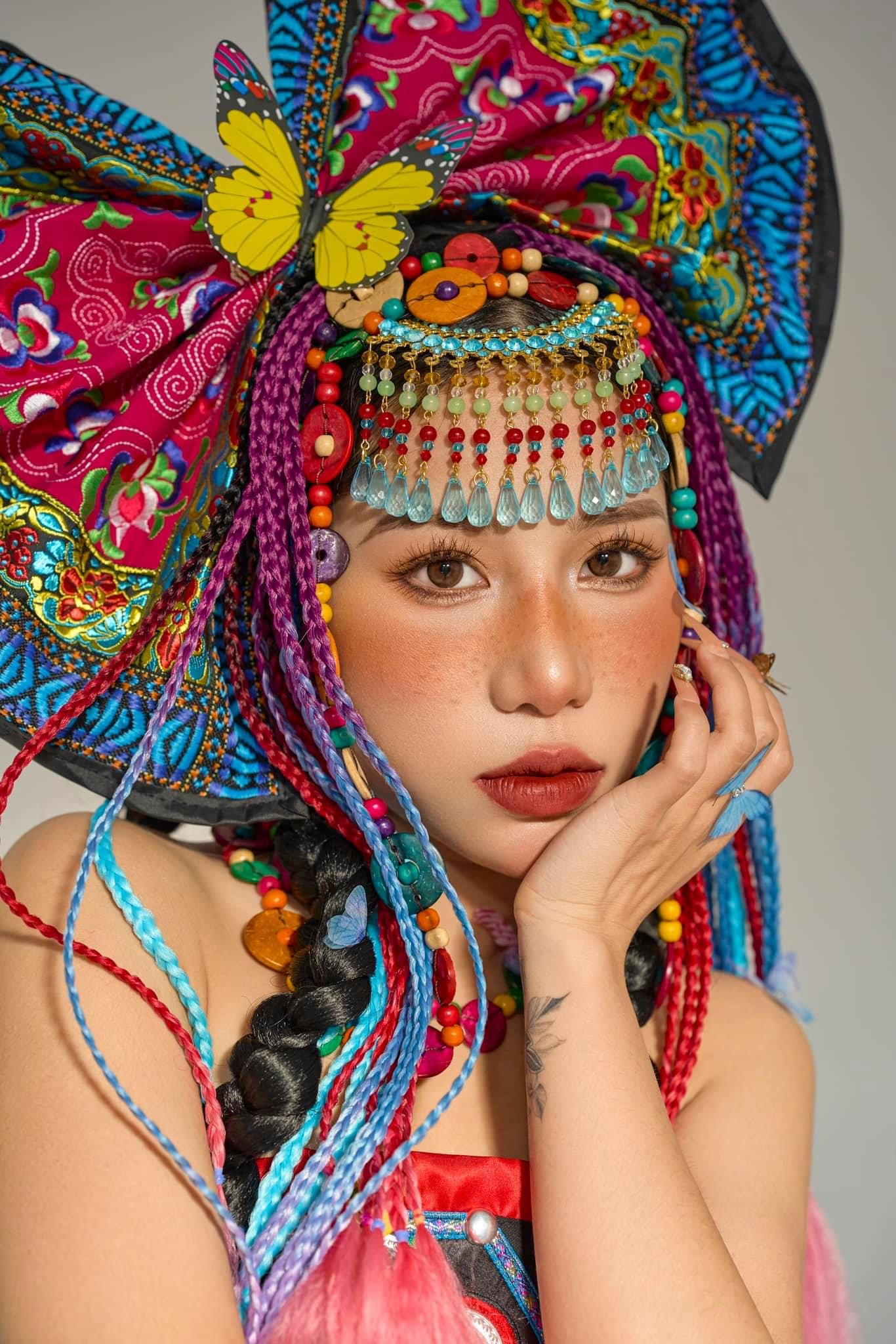 Phạm Hoàng Khánh Linh (sinh năm 1998) sinh ra và lớn lên tại Hải Phòng.