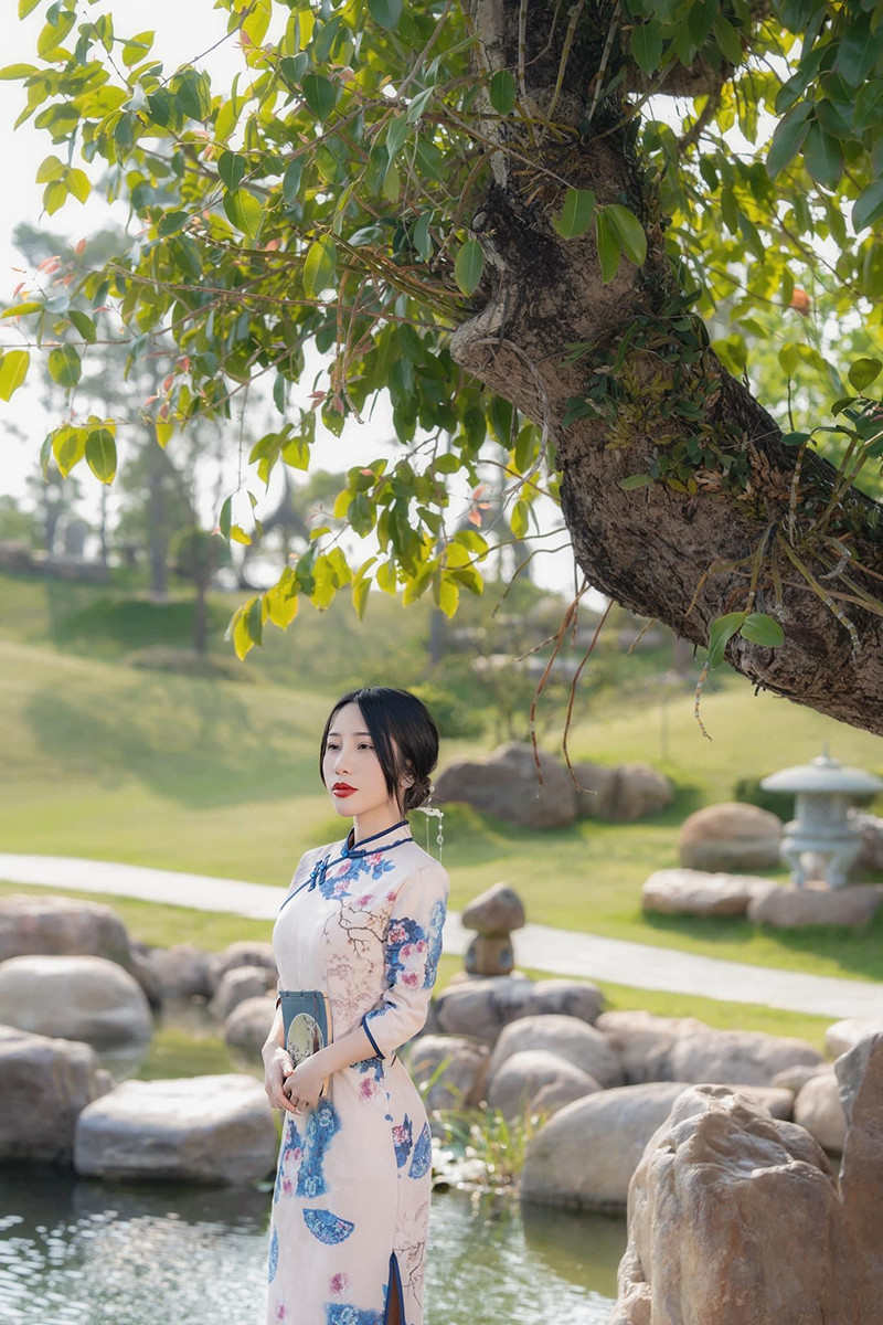 Sau khi học tập tại Trung Quốc, nhận thấy Việt Nam cũng có những làn điệu múa, những nét văn hoá và nghệ thuật không kém nước bạn, Khánh Linh đã quyết định về nước tiếp tục phát triển đam mê.