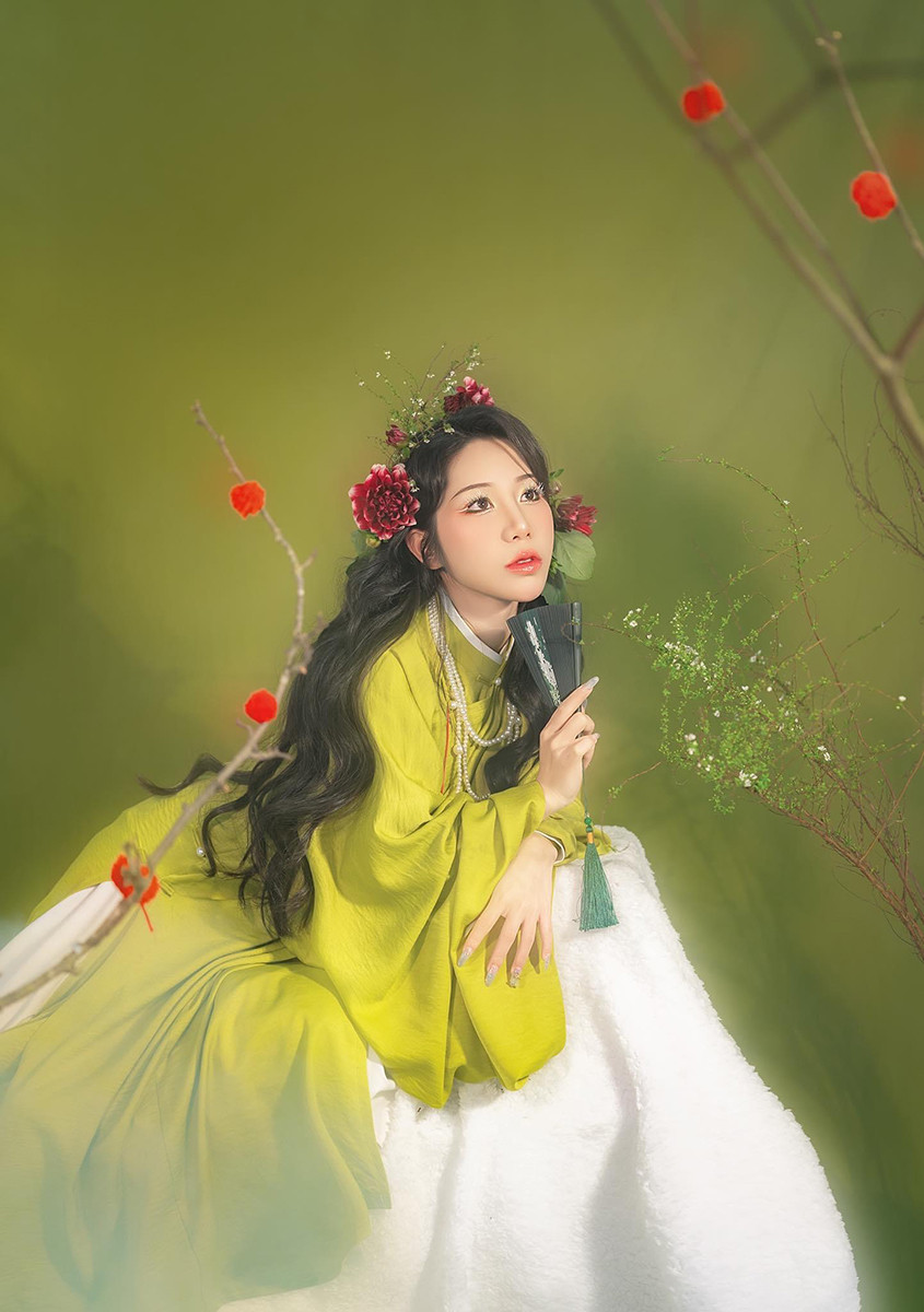 Ngoài ra, Khánh Linh cũng rất đam mê chụp ảnh nghệ thuật và cosplay, quay dựng phim ảnh, có nhiều sản phẩm được các bạn trẻ quan tâm.