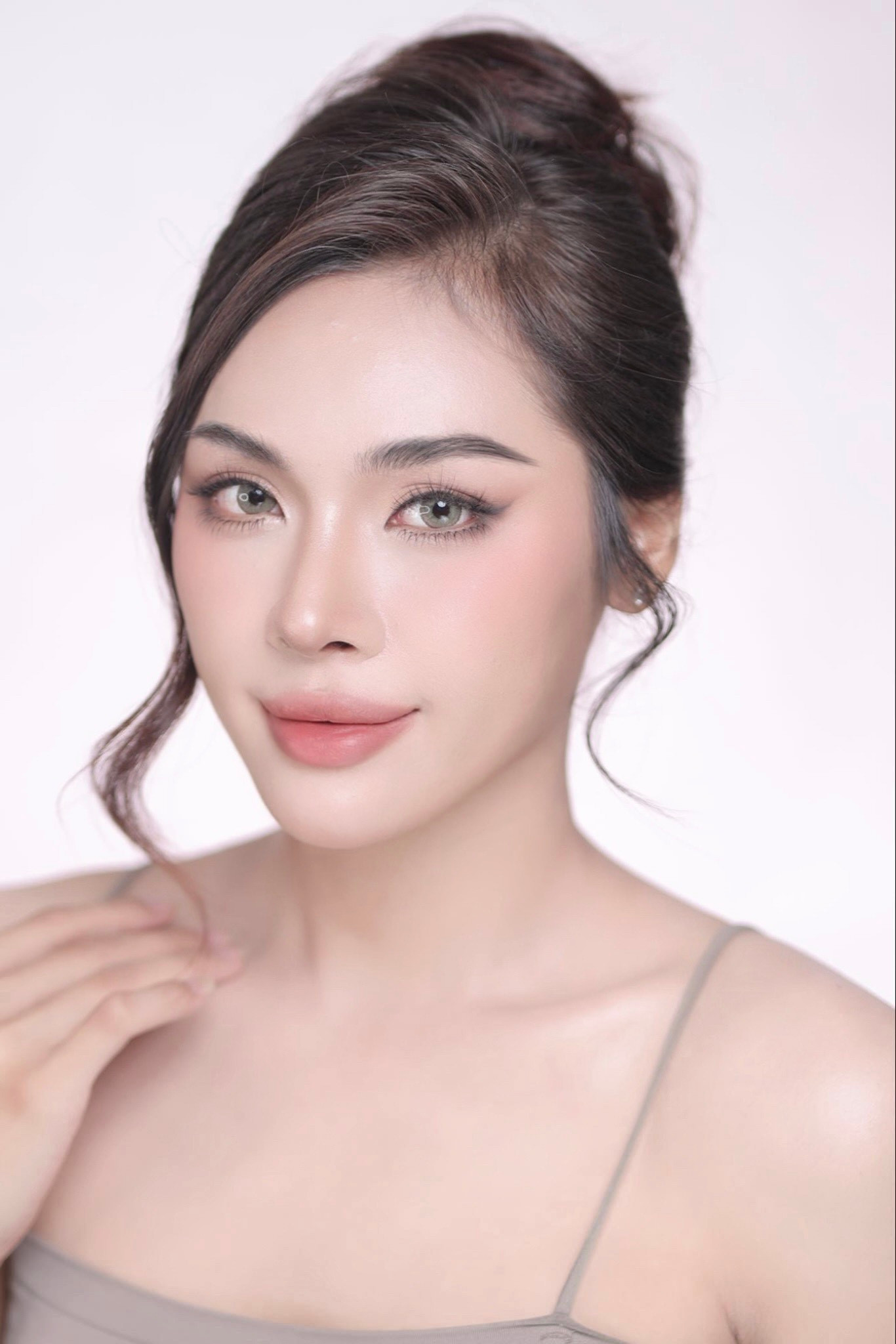 Gia Nghi tên thật là Trịnh Minh Thắng (sinh năm 2002) hiện đang được biết đến là người mẫu makeup, người mẫu ảnh tự do.