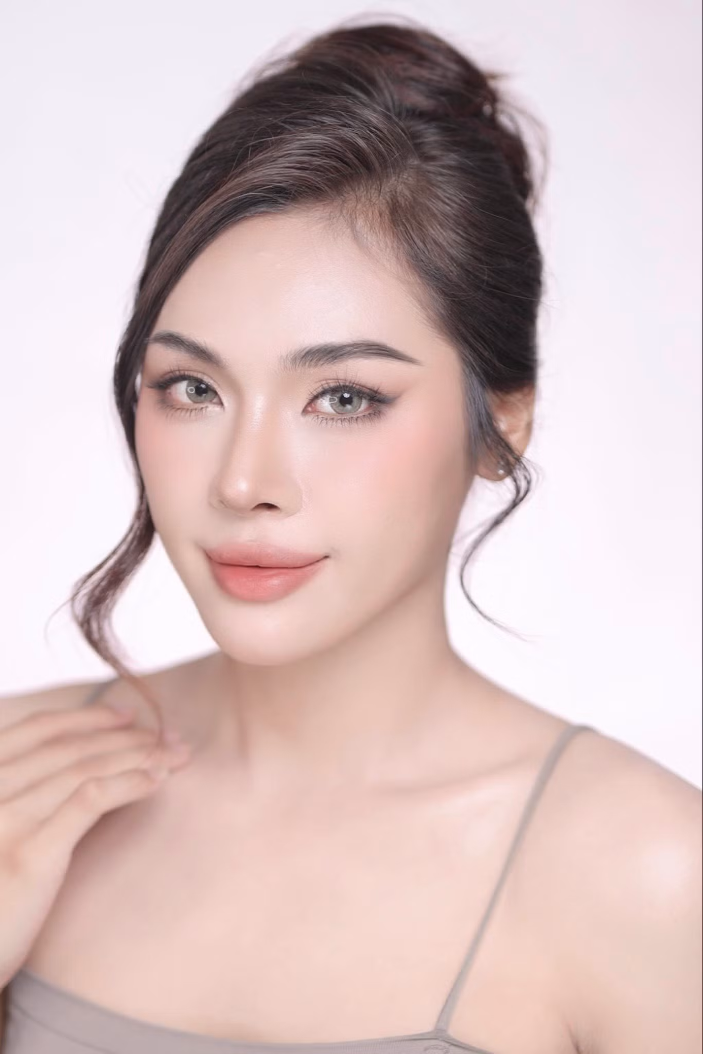 Gia Nghi tên thật là Trịnh Minh Thắng (sinh năm 2002) hiện đang được biết đến là người mẫu makeup, người mẫu ảnh tự do.