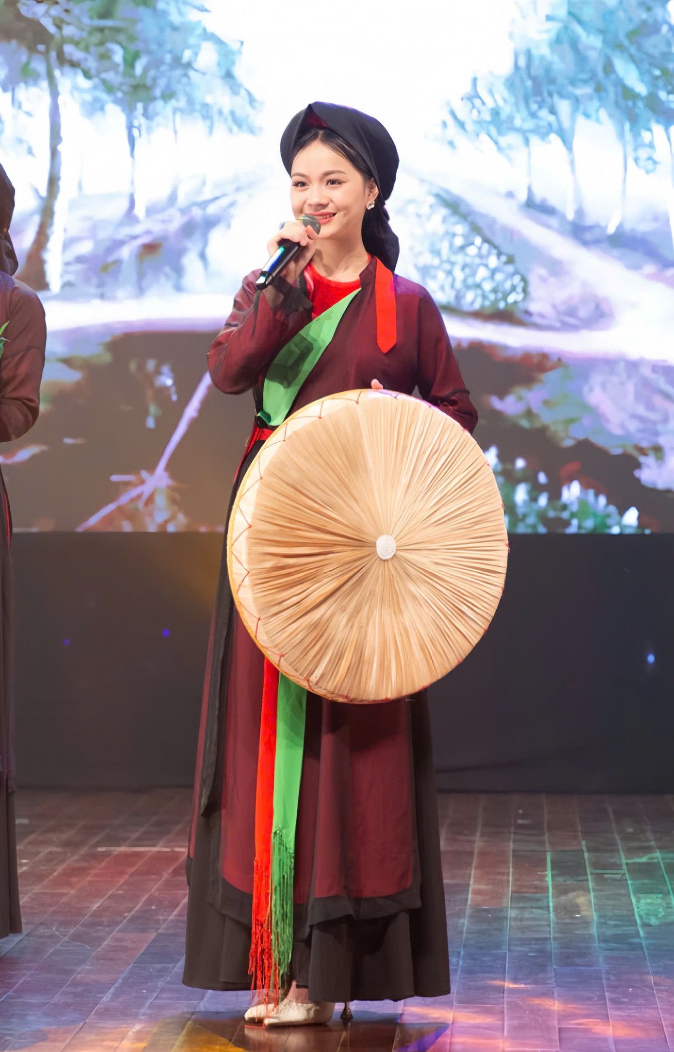 Bùi Thị Huyền Trang (sinh năm 2006) đang là sinh viên năm nhất khoa Kịch Hát dân tộc, trường Đại học Sân khấu - Điện ảnh Hà Nội. Bùi Thị Huyền Trang (sinh năm 2006) đang là sinh viên năm nhất khoa Kịch Hát dân tộc, trường Đại học Sân khấu - Điện ảnh Hà Nội.