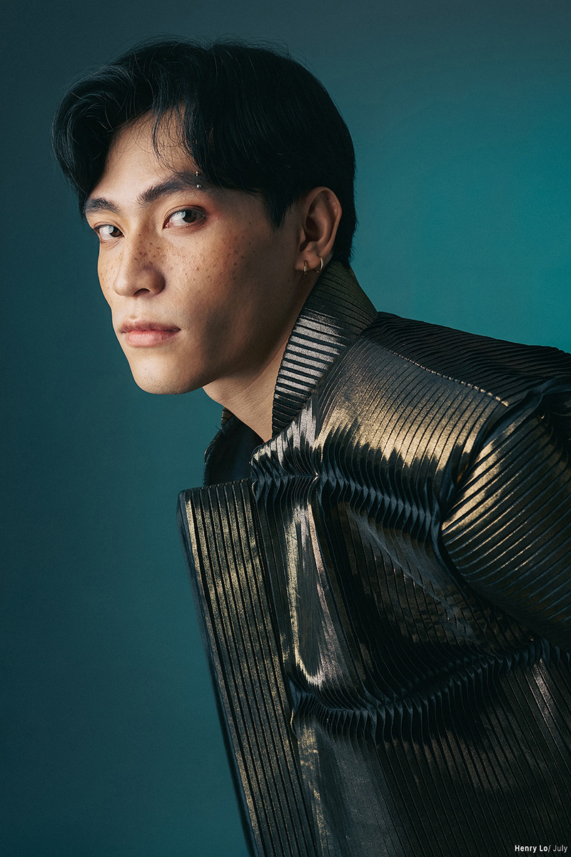 Tuấn Long được biết đến là người mẫu tự do, thường xuyên chia sẻ và truyền cảm hứng tích cực cho các bạn trẻ trên livestream.