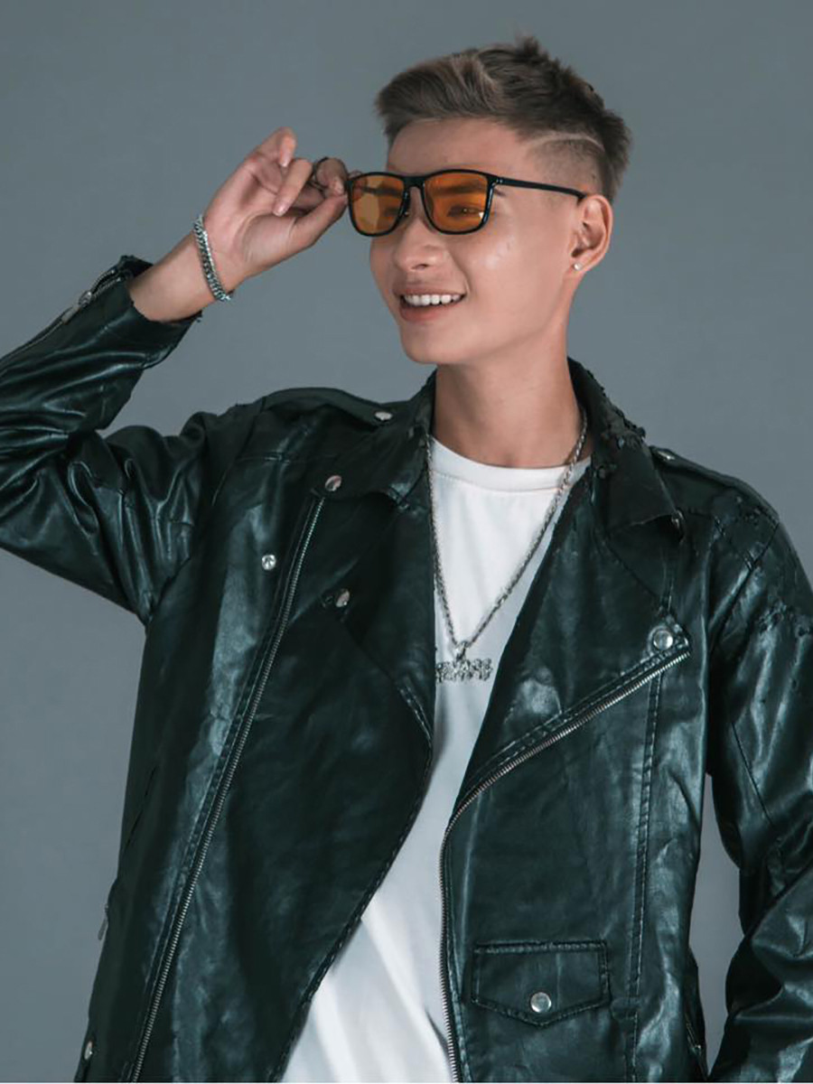 Phan Nhật Huy hay còn được mọi người biết đến với nghệ danh là HEETEE (20 tuổi) sinh ra và lớn lên tại vùng ngoại ô của Sài Gòn.