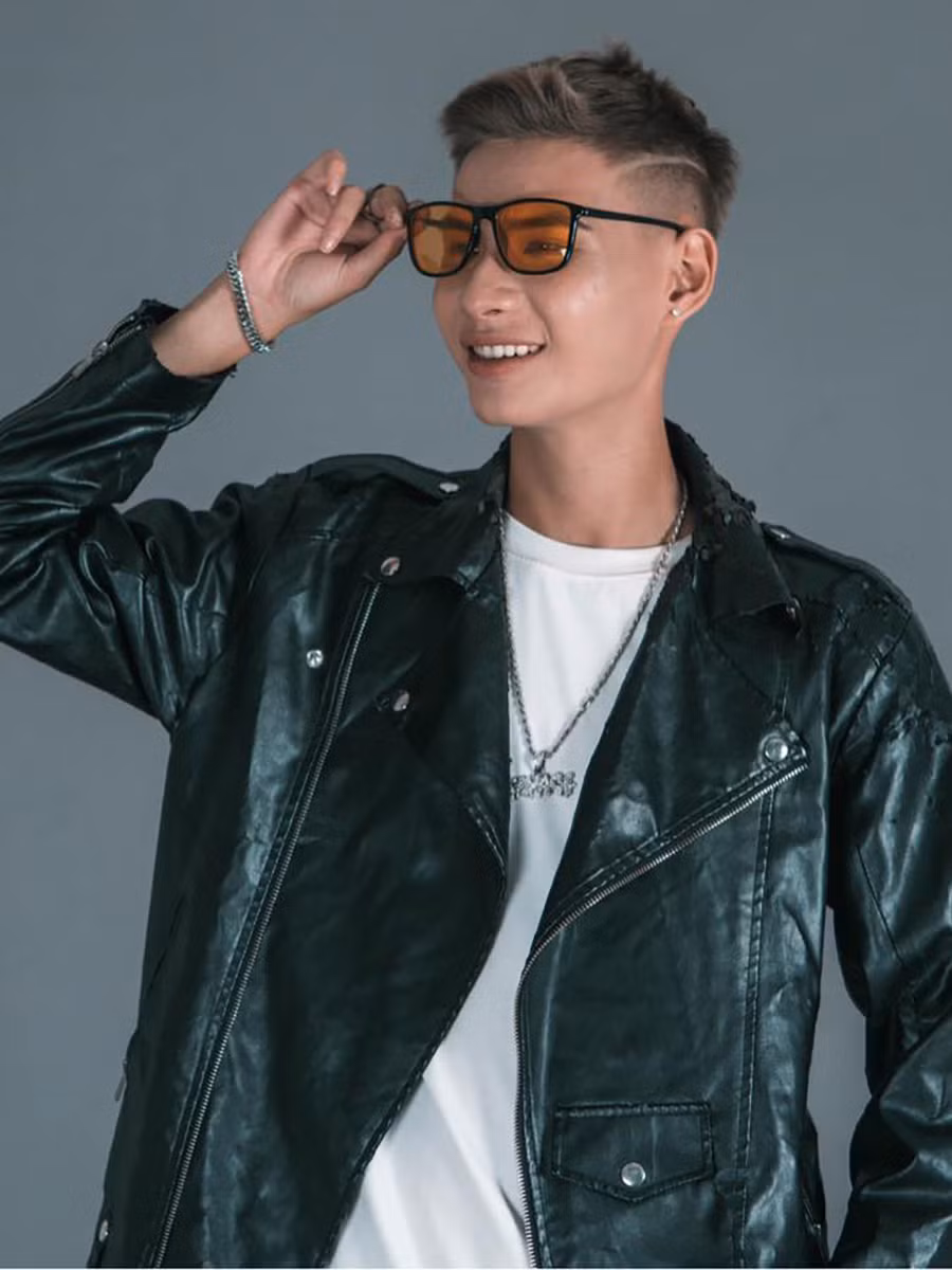 Phan Nhật Huy hay còn được mọi người biết đến với nghệ danh là HEETEE (20 tuổi) sinh ra và lớn lên tại vùng ngoại ô của Sài Gòn. Phan Nhật Huy hay còn được mọi người biết đến với nghệ danh là HEETEE (20 tuổi) sinh ra và lớn lên tại vùng ngoại ô của Sài Gòn.
