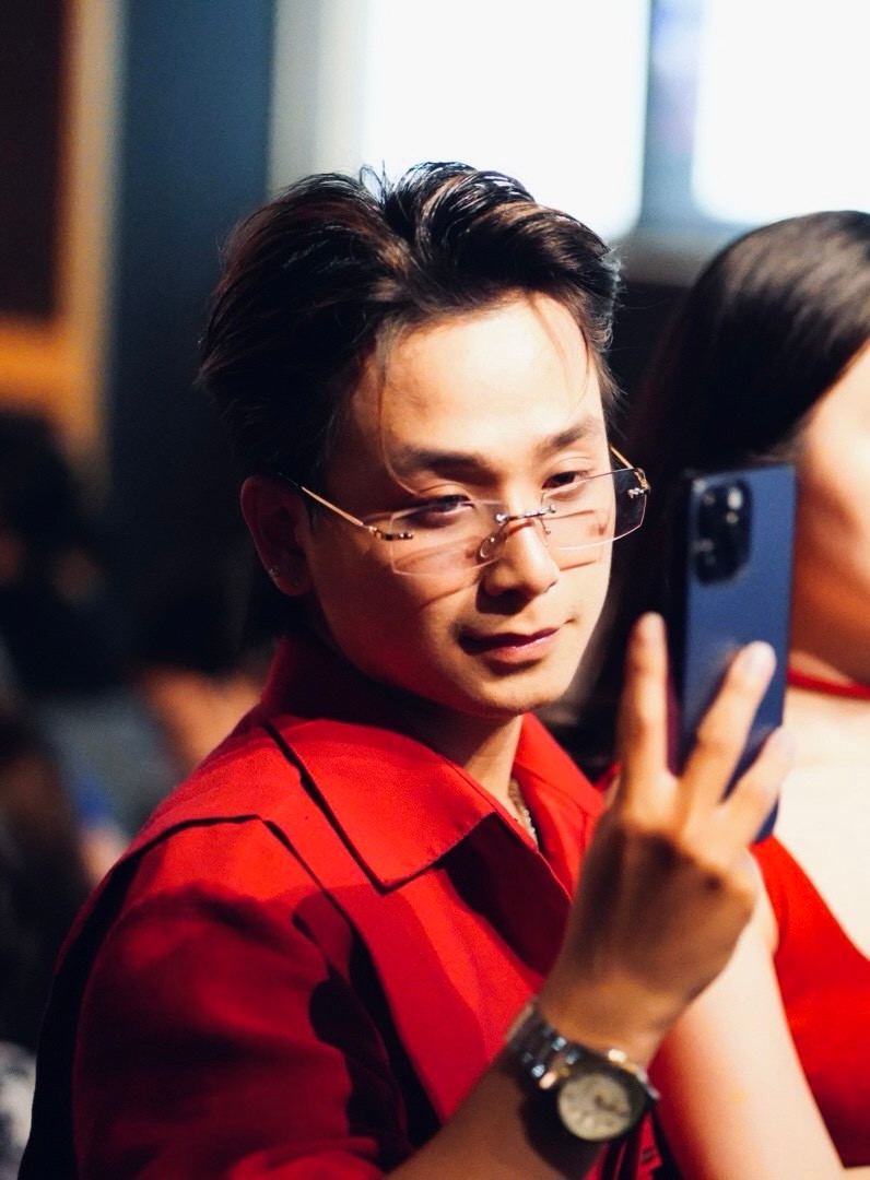 Nguyễn Đức Mạnh hay còn được biết đến với nghệ danh N.D.Kallmin (sinh năm 2003) hiện là sinh viên khoa Âm nhạc, Sân khấu và Điện ảnh của trường Đại học Văn Lang. Nguyễn Đức Mạnh hay còn được biết đến với nghệ danh N.D.Kallmin (sinh năm 2003) hiện là sinh viên khoa Âm nhạc, Sân khấu và Điện ảnh của trường Đại học Văn Lang.