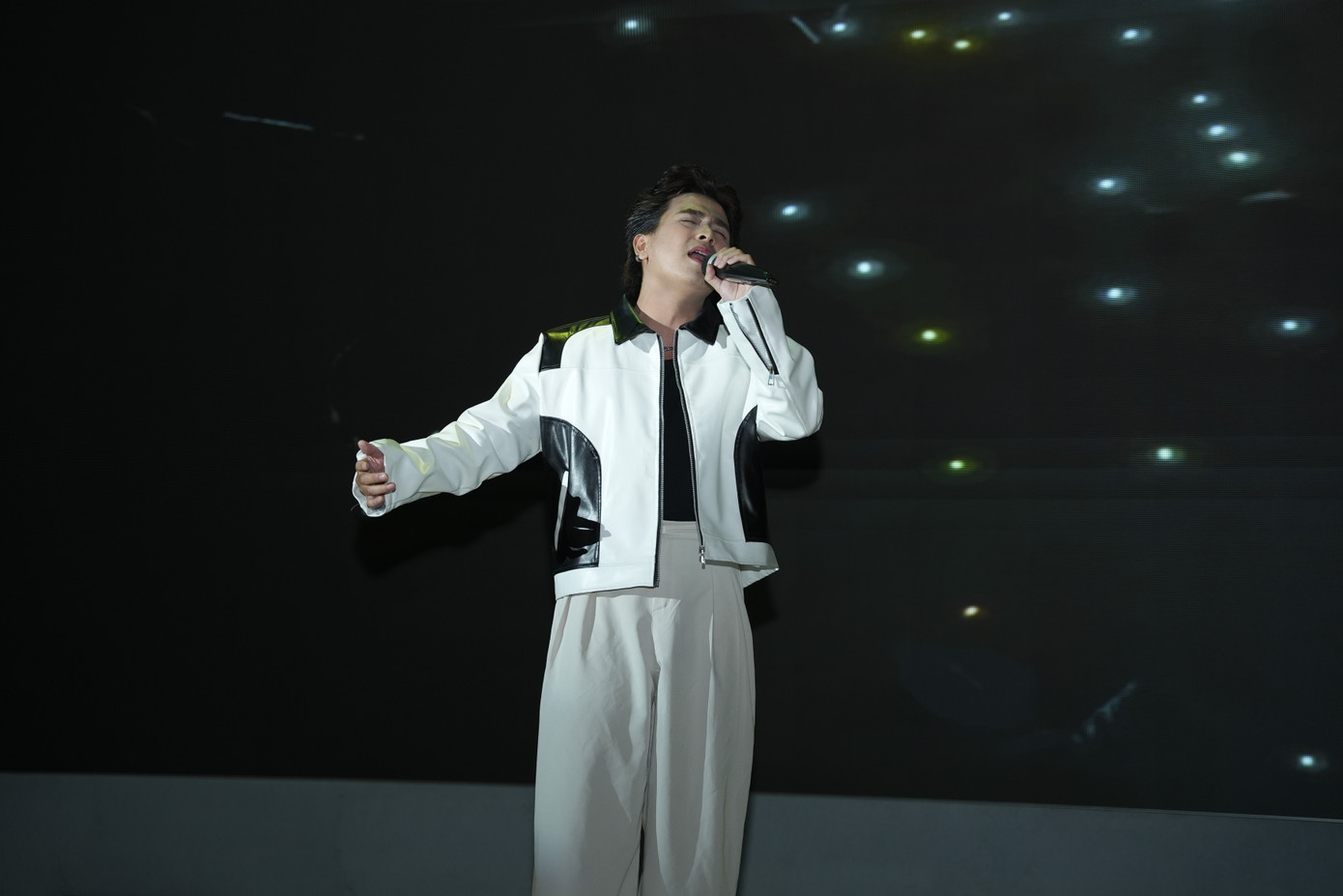 Đức Mạnh tìm thấy niềm vui, niềm đam mê mới trong sự nghiệp ca hát. Đức Mạnh tìm thấy niềm vui, niềm đam mê mới trong sự nghiệp ca hát.