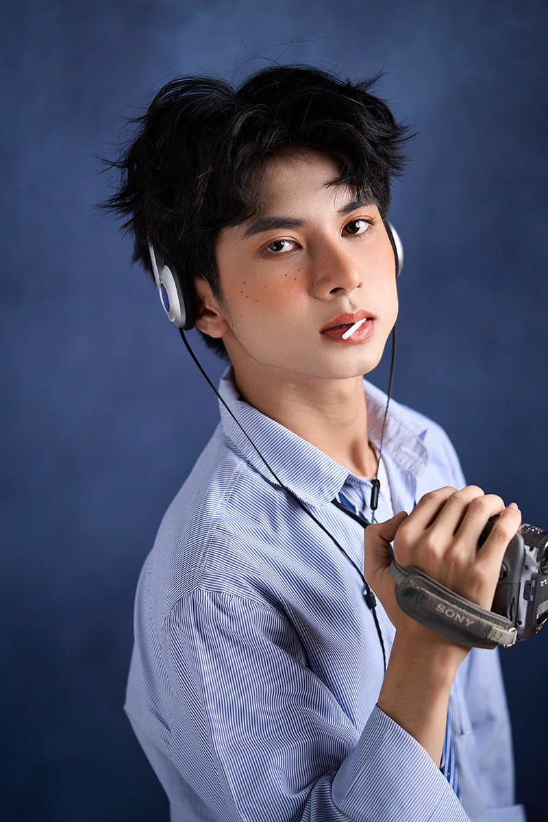 Sinh ra và lớn lên trong một gia đình ở vùng núi xa xôi của tỉnh Quảng Ngãi, mỗi ngày đi học Minh Trực phải lái xe hàng chục cây số để đến trường.