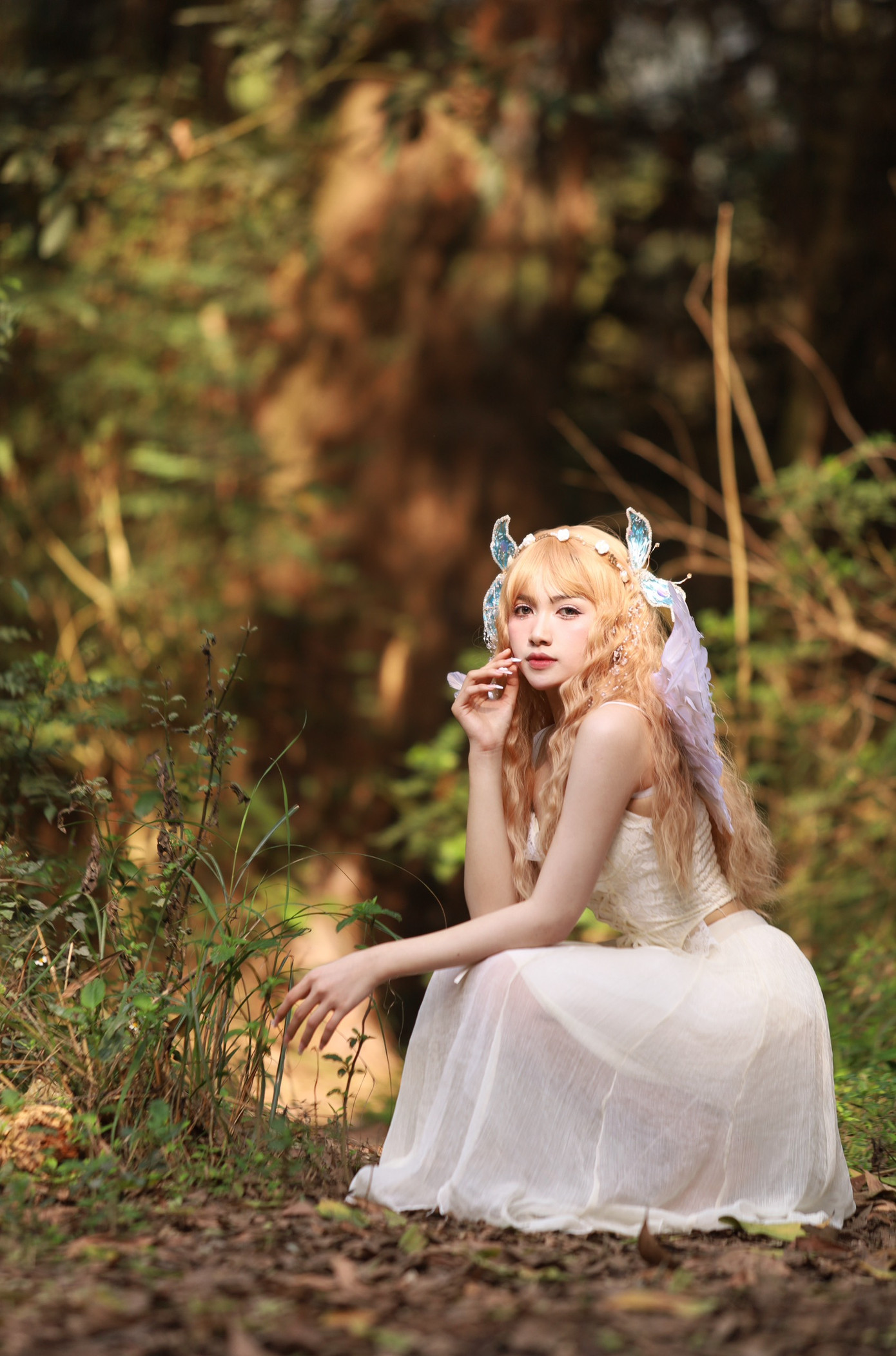 Mai Anh hóa thân thiên thần với vẻ đẹp trong trẻo tỏa sáng giữa rừng xanh.