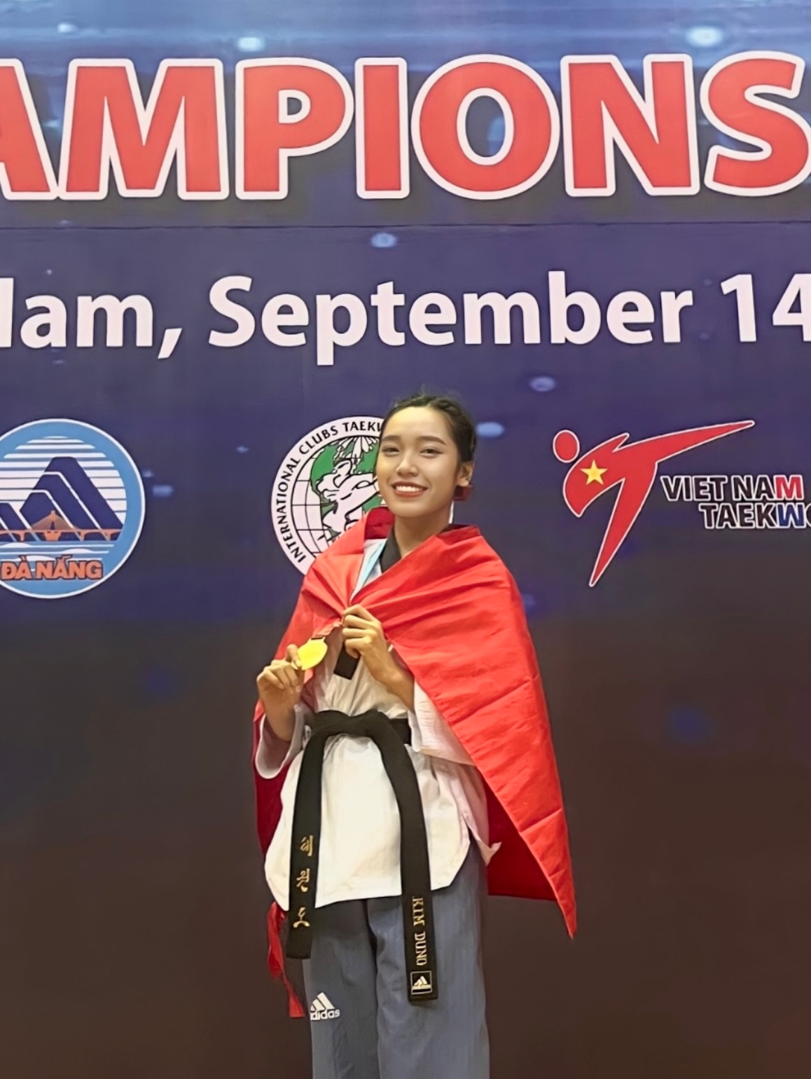 Song song với công việc học, Kim Loan còn là vận động viên của Đội tuyển Quyền Taekwondo Việt Nam, mang về nhiều thành tích.