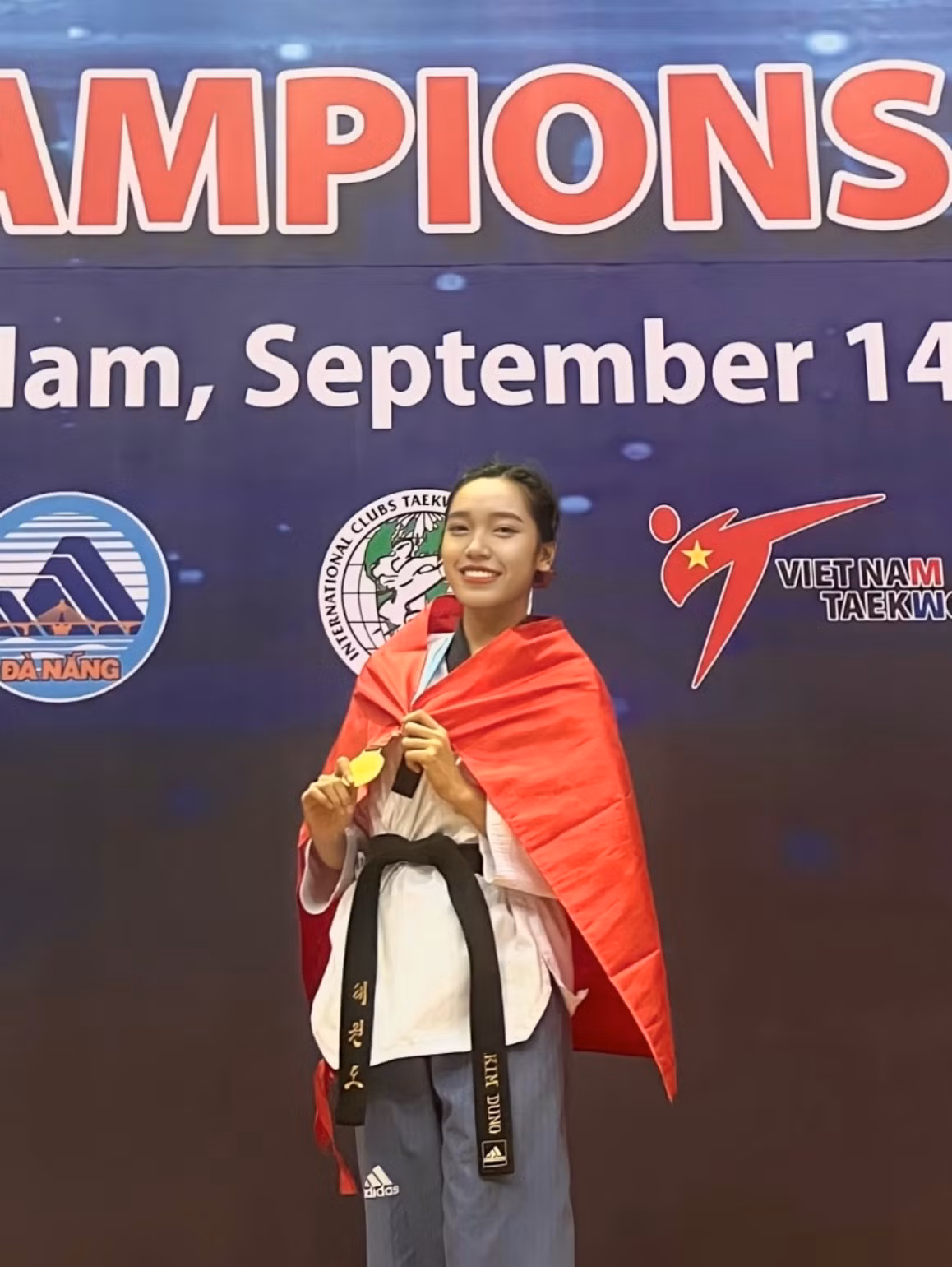 Song song với công việc học, Kim Loan còn là vận động viên của Đội tuyển Quyền Taekwondo Việt Nam, mang về nhiều thành tích. Song song với công việc học, Kim Loan còn là vận động viên của Đội tuyển Quyền Taekwondo Việt Nam, mang về nhiều thành tích.