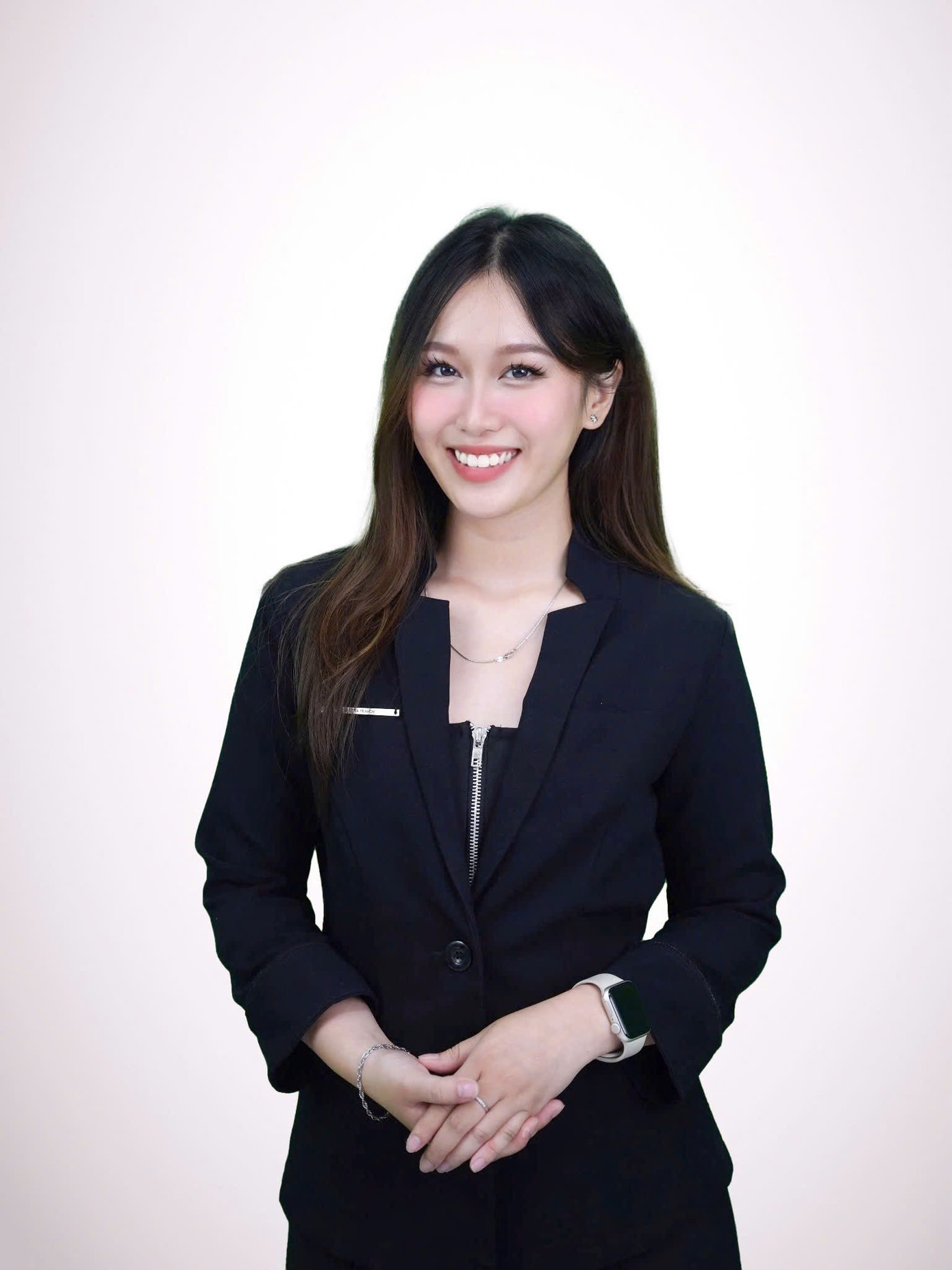 Nguyễn Hà Yến Vy (sinh năm 2005) hiện là sinh viên song ngành Marketing và Tiếng Anh thương mại tại Đại học Kinh tế TP.HCM. Nguyễn Hà Yến Vy (sinh năm 2005) hiện là sinh viên song ngành Marketing và Tiếng Anh thương mại tại Đại học Kinh tế TP.HCM.